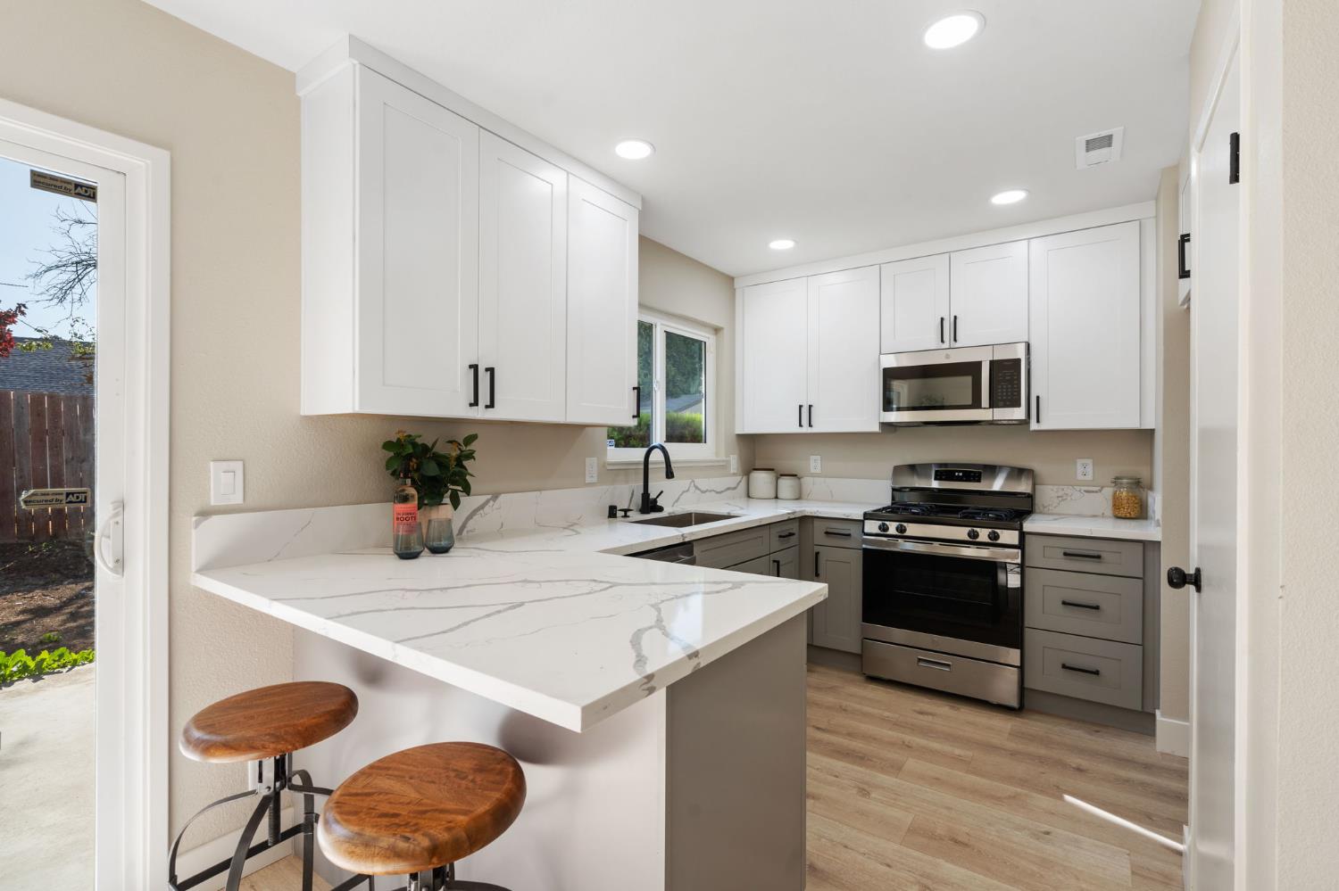 Detail Gallery Image 10 of 25 For 8046 Center Pkwy, Sacramento,  CA 95823 - 3 Beds | 2 Baths