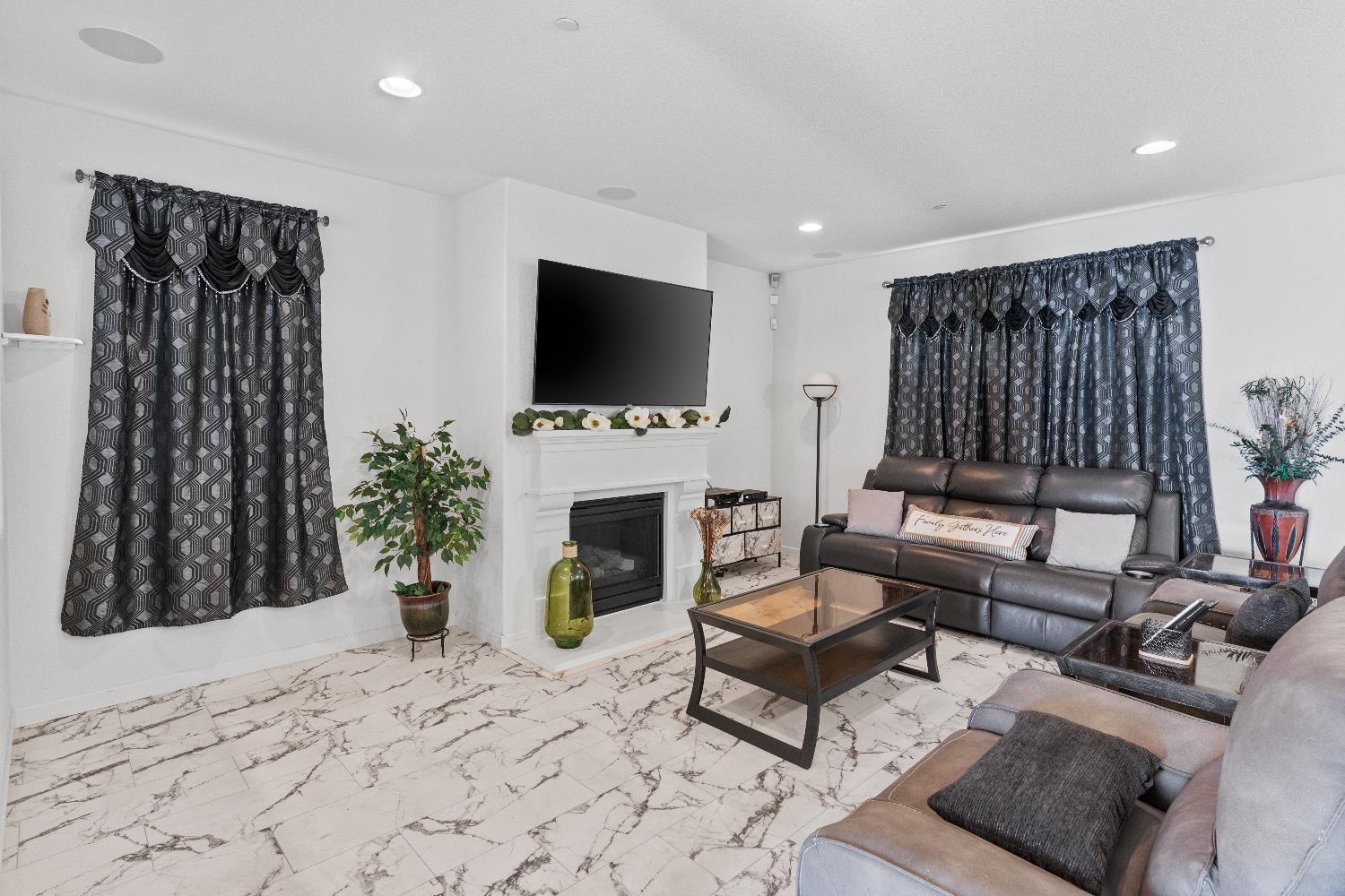 Detail Gallery Image 9 of 59 For 8269 Red Rock Dr, Sacramento,  CA 95829 - 4 Beds | 2/1 Baths