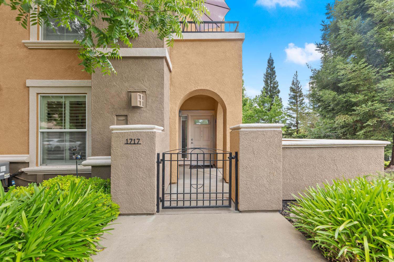 Vessona Circle #1717, Folsom, California image 3
