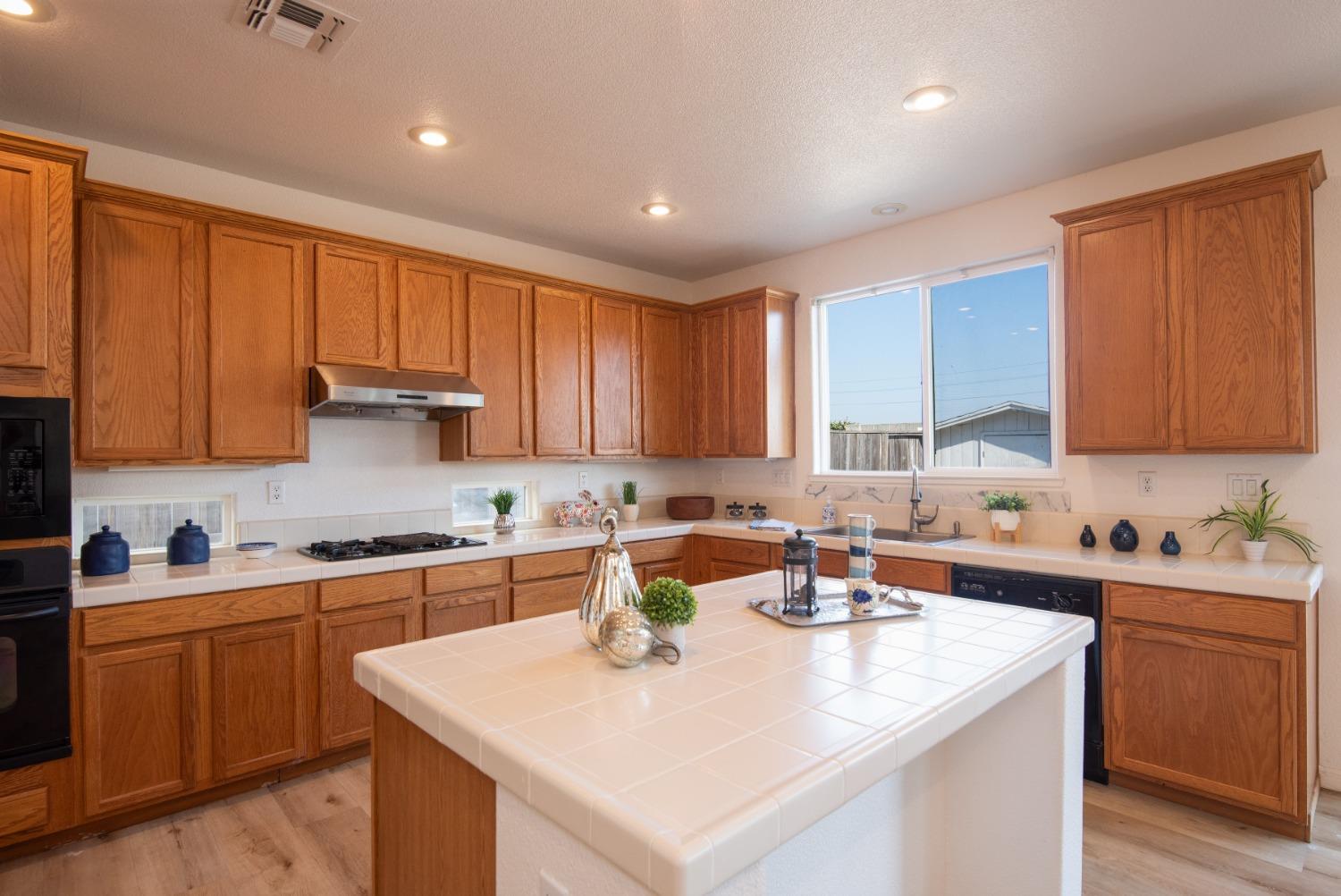 Detail Gallery Image 12 of 59 For 3012 Edgeview Dr, Modesto,  CA 95355 - 5 Beds | 3/1 Baths