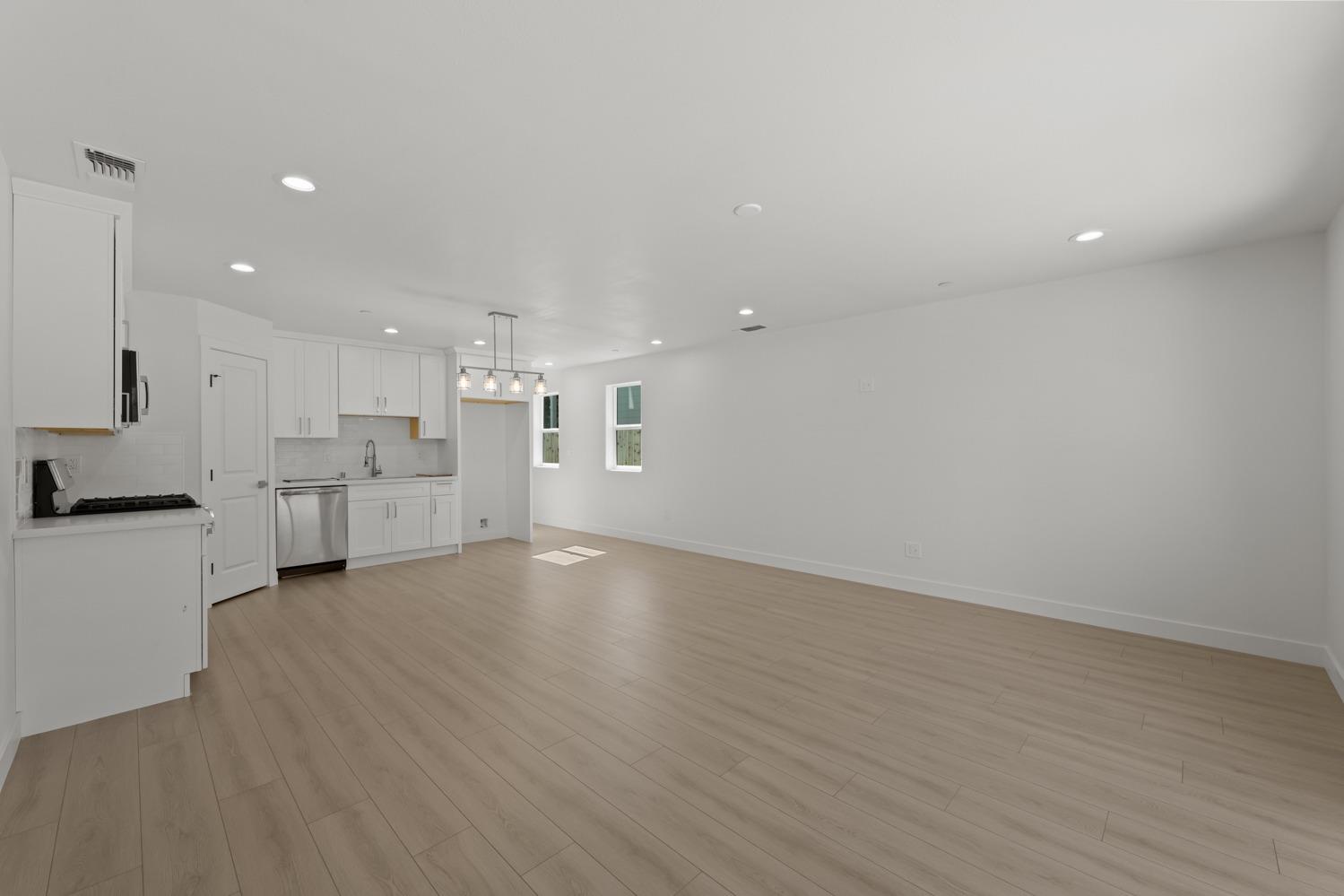 Detail Gallery Image 6 of 33 For 2565 Lexington St, Sacramento,  CA 95815 - – Beds | – Baths