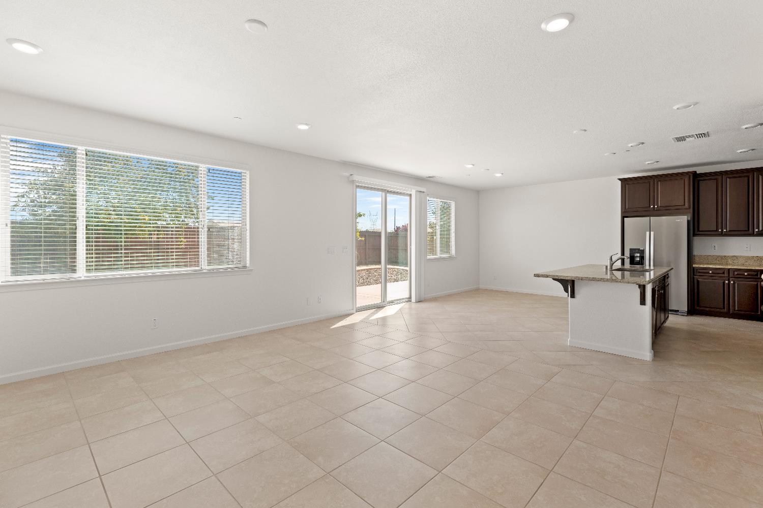 Detail Gallery Image 10 of 42 For 7450 Hanfield Dr, Sacramento,  CA 95829 - 4 Beds | 3/1 Baths