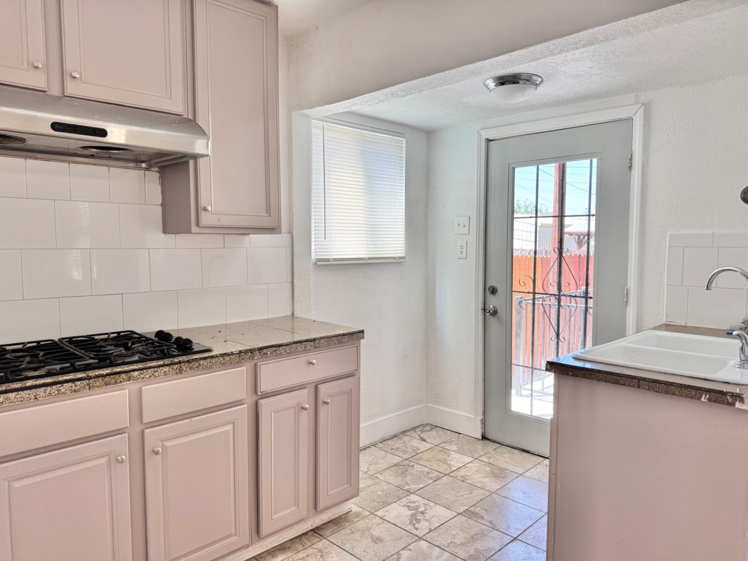 Detail Gallery Image 8 of 23 For 3611 West Ln, Stockton,  CA 95204 - 2 Beds | 2 Baths