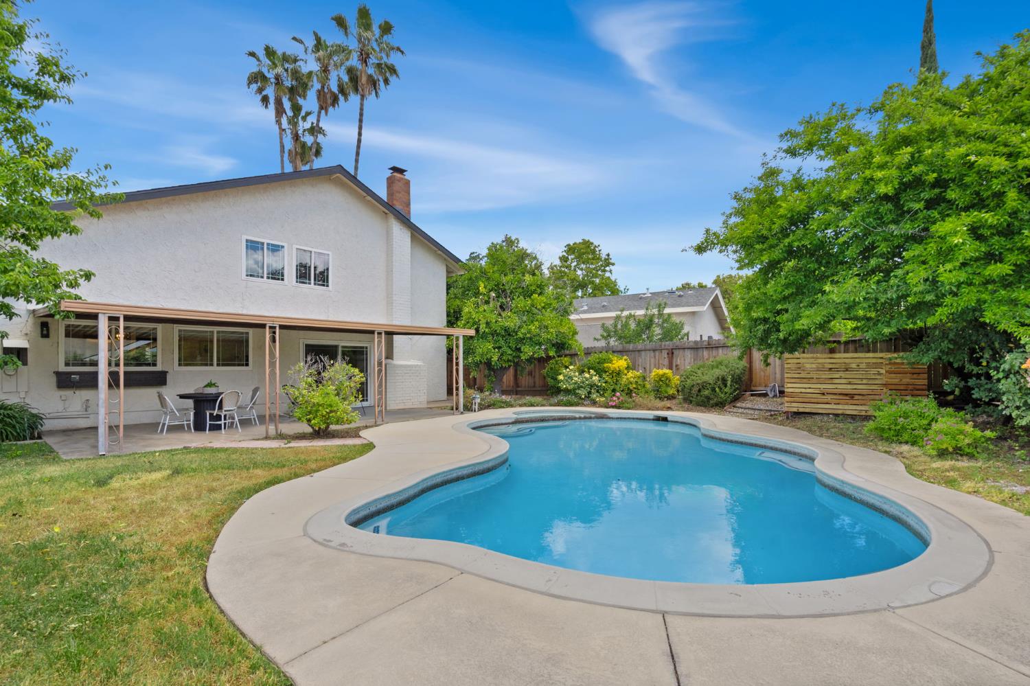 Detail Gallery Image 3 of 30 For 1736 Park Place Dr, Carmichael,  CA 95608 - 4 Beds | 2/1 Baths