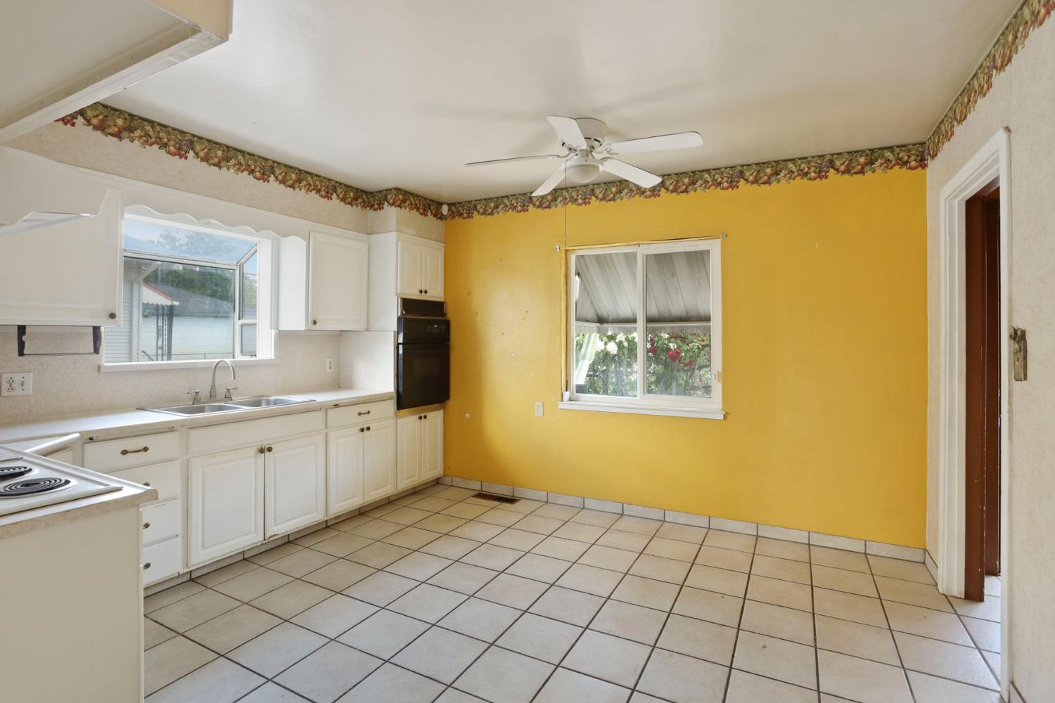 Detail Gallery Image 15 of 39 For 304 E Tokay St, Lodi,  CA 95240 - 2 Beds | 2 Baths