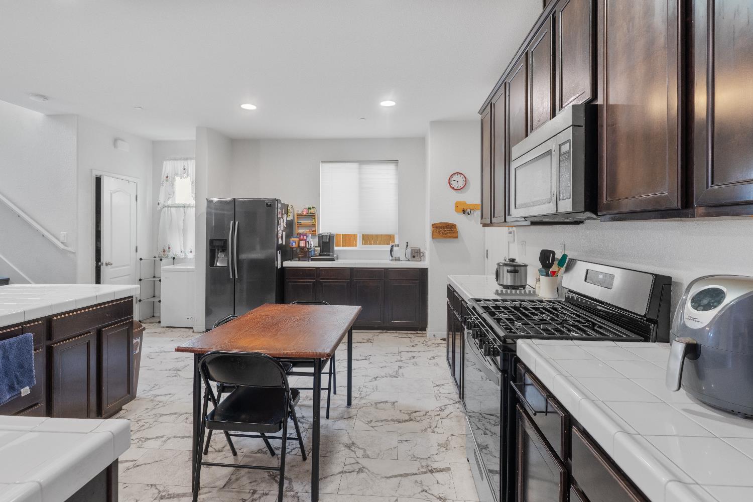 Detail Gallery Image 14 of 59 For 8269 Red Rock Dr, Sacramento,  CA 95829 - 4 Beds | 2/1 Baths