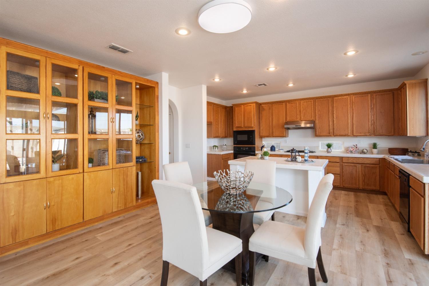Detail Gallery Image 10 of 59 For 3012 Edgeview Dr, Modesto,  CA 95355 - 5 Beds | 3/1 Baths