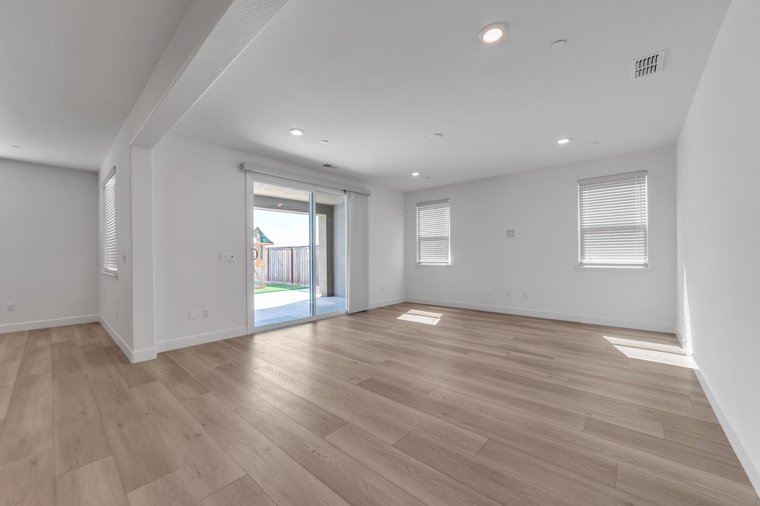 Detail Gallery Image 10 of 61 For 5092 Gold Rush Dr, Folsom,  CA 95630 - 4 Beds | 3/1 Baths