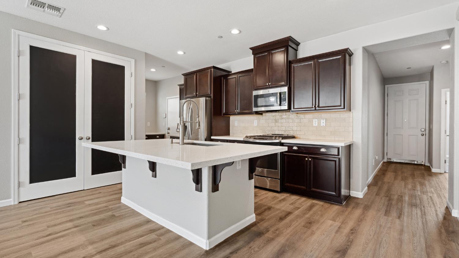 Detail Gallery Image 7 of 31 For 9064 Hourglass Cir, Roseville,  CA 95747 - 3 Beds | 2 Baths