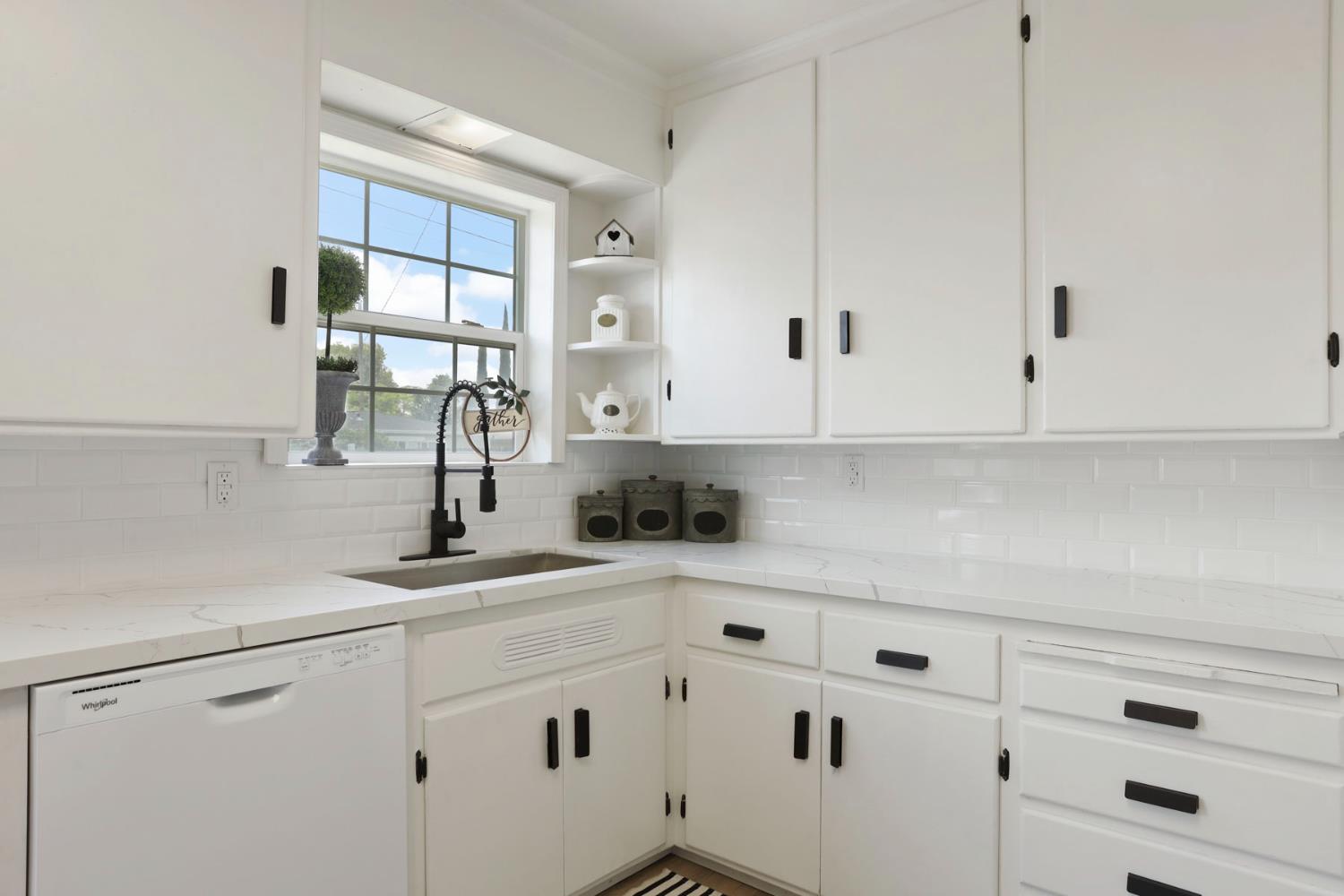 Detail Gallery Image 4 of 21 For 458 E Churchill St, Stockton,  CA 95204 - 2 Beds | 1 Baths