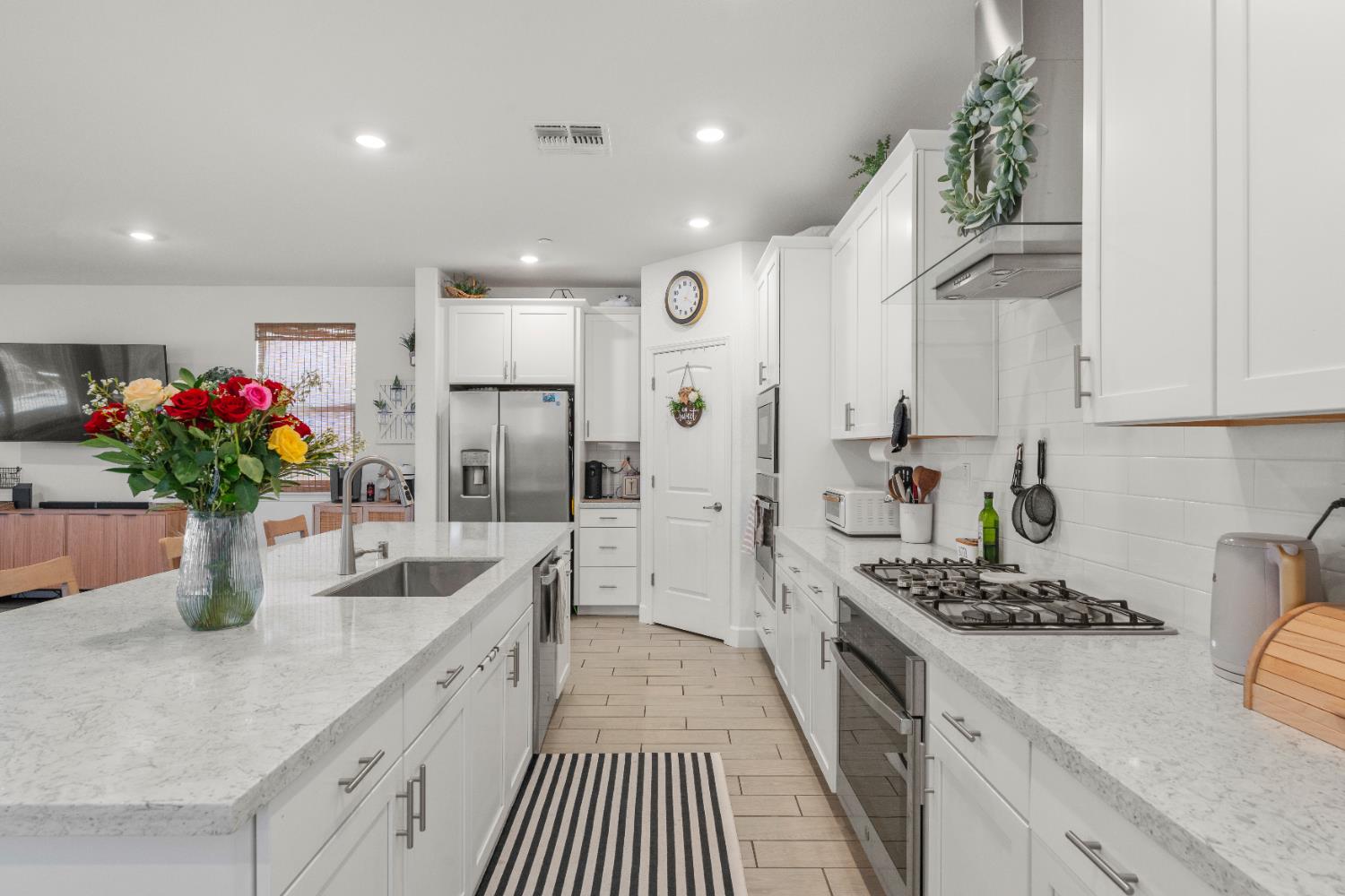 Detail Gallery Image 5 of 44 For 7744 Pullet Ct, Antelope,  CA 95843 - 5 Beds | 3 Baths
