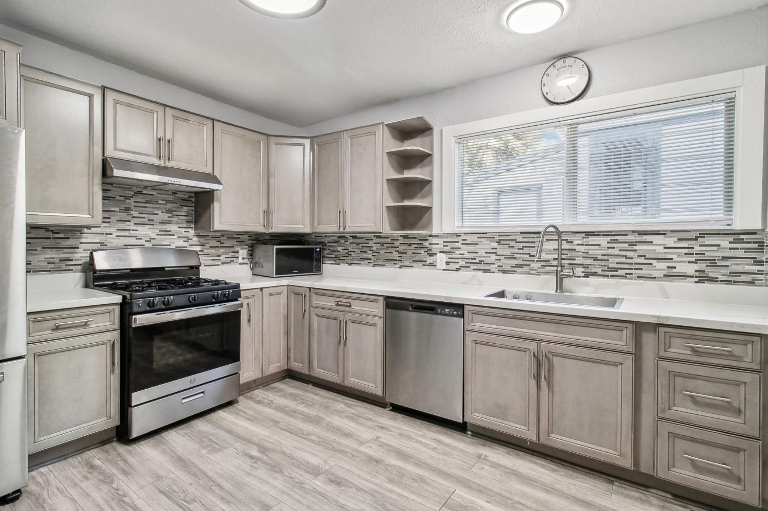 Detail Gallery Image 8 of 33 For 3133 Harrison St, Oakland,  CA 94611 - 4 Beds | 2 Baths