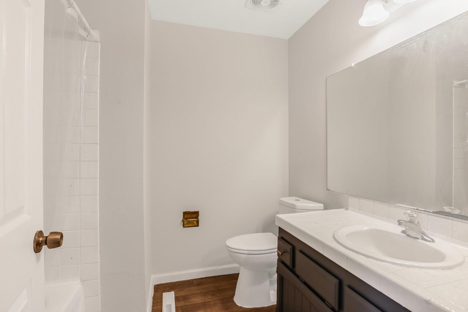 Detail Gallery Image 27 of 34 For 9214 Golf Links Rd, Oakland,  CA 94605 - 3 Beds | 2 Baths