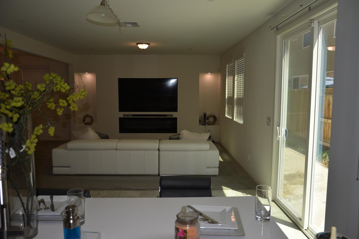 Detail Gallery Image 4 of 22 For 10728 Padua Way, Stockton,  CA 95209 - 3 Beds | 2/1 Baths