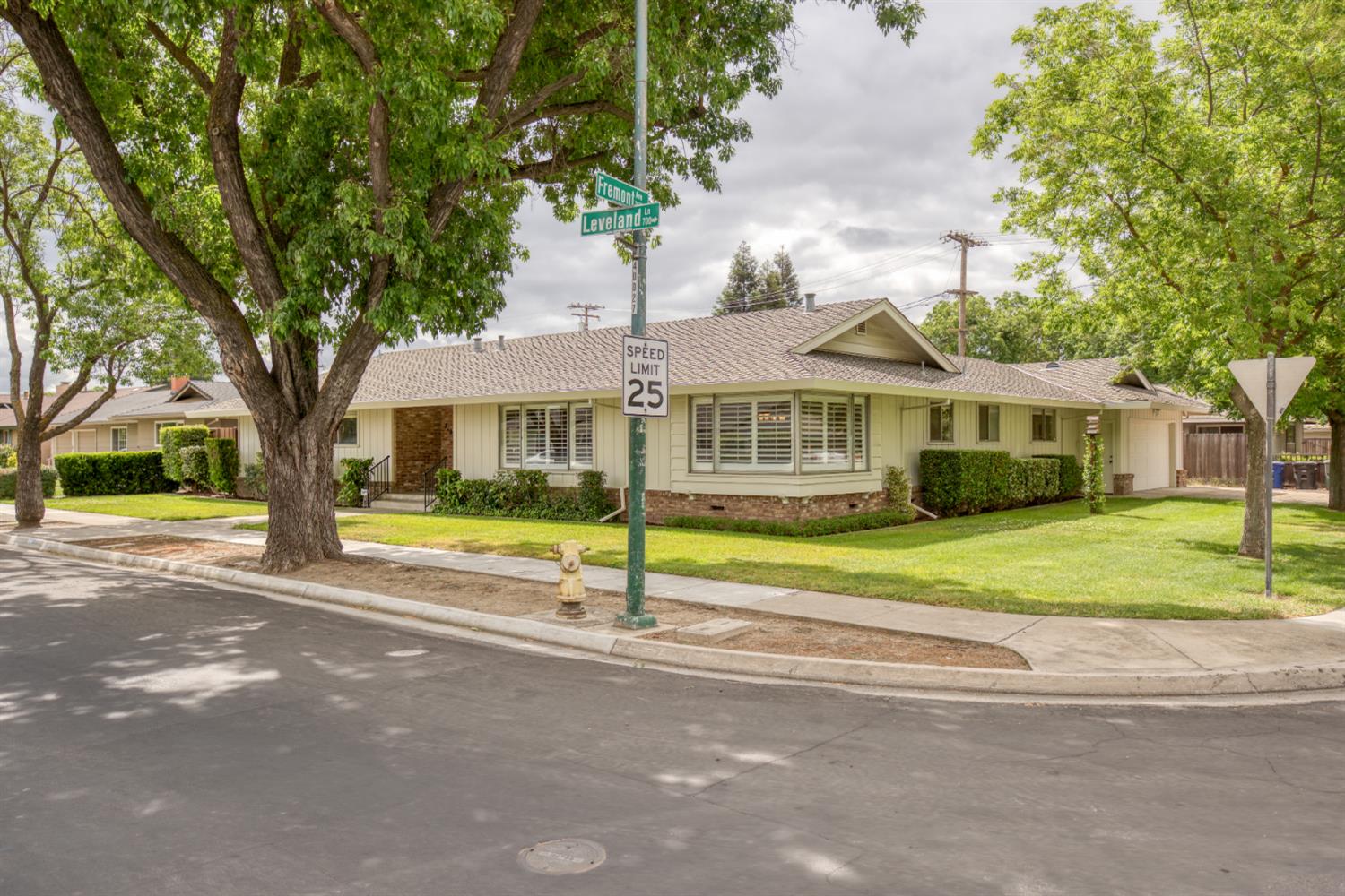Detail Gallery Image 3 of 56 For 710 Leveland, Modesto,  CA 95350 - 5 Beds | 3 Baths