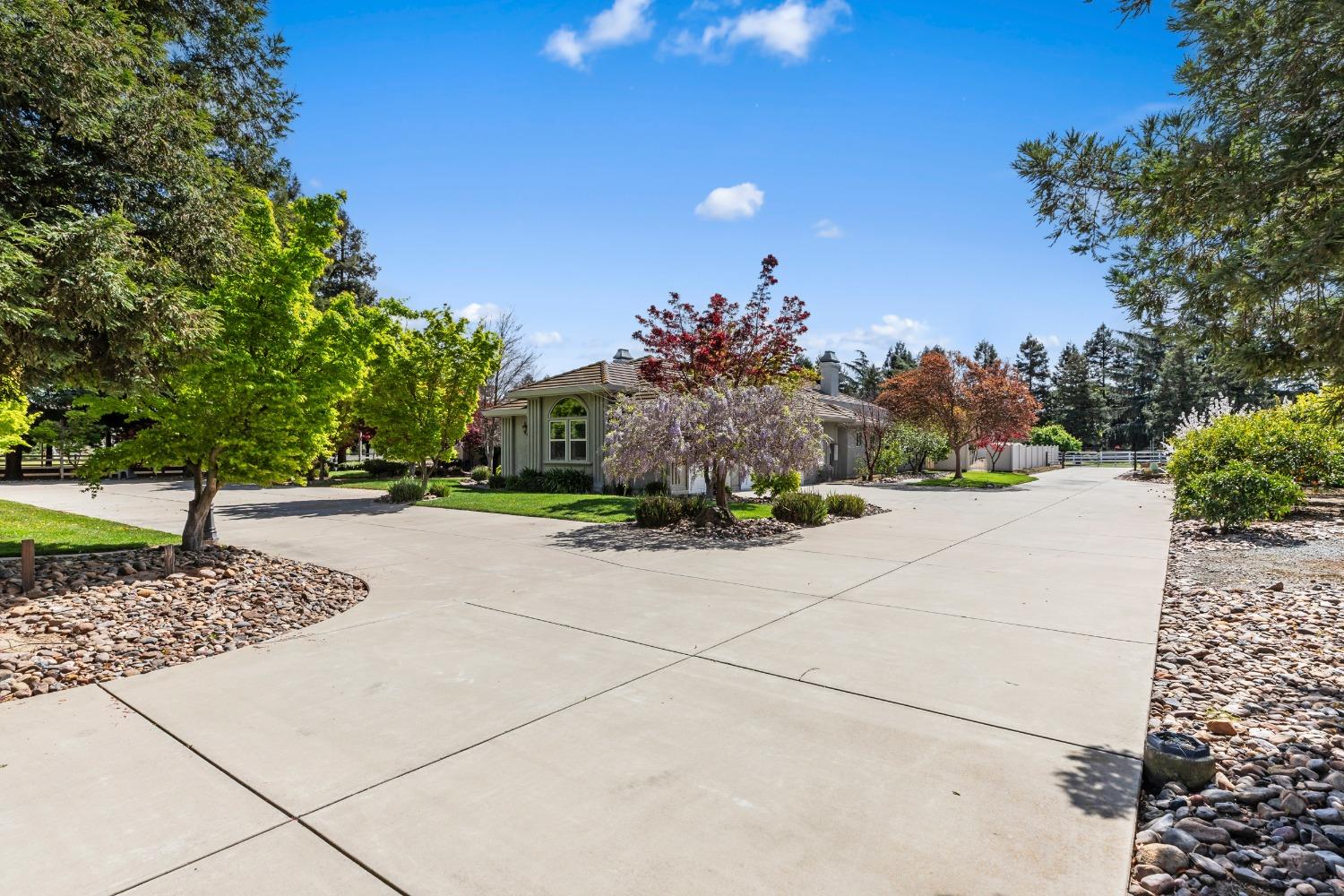 Detail Gallery Image 5 of 77 For 5000 Peach Blossom Ln, Oakdale,  CA 95361 - 5 Beds | 3/1 Baths