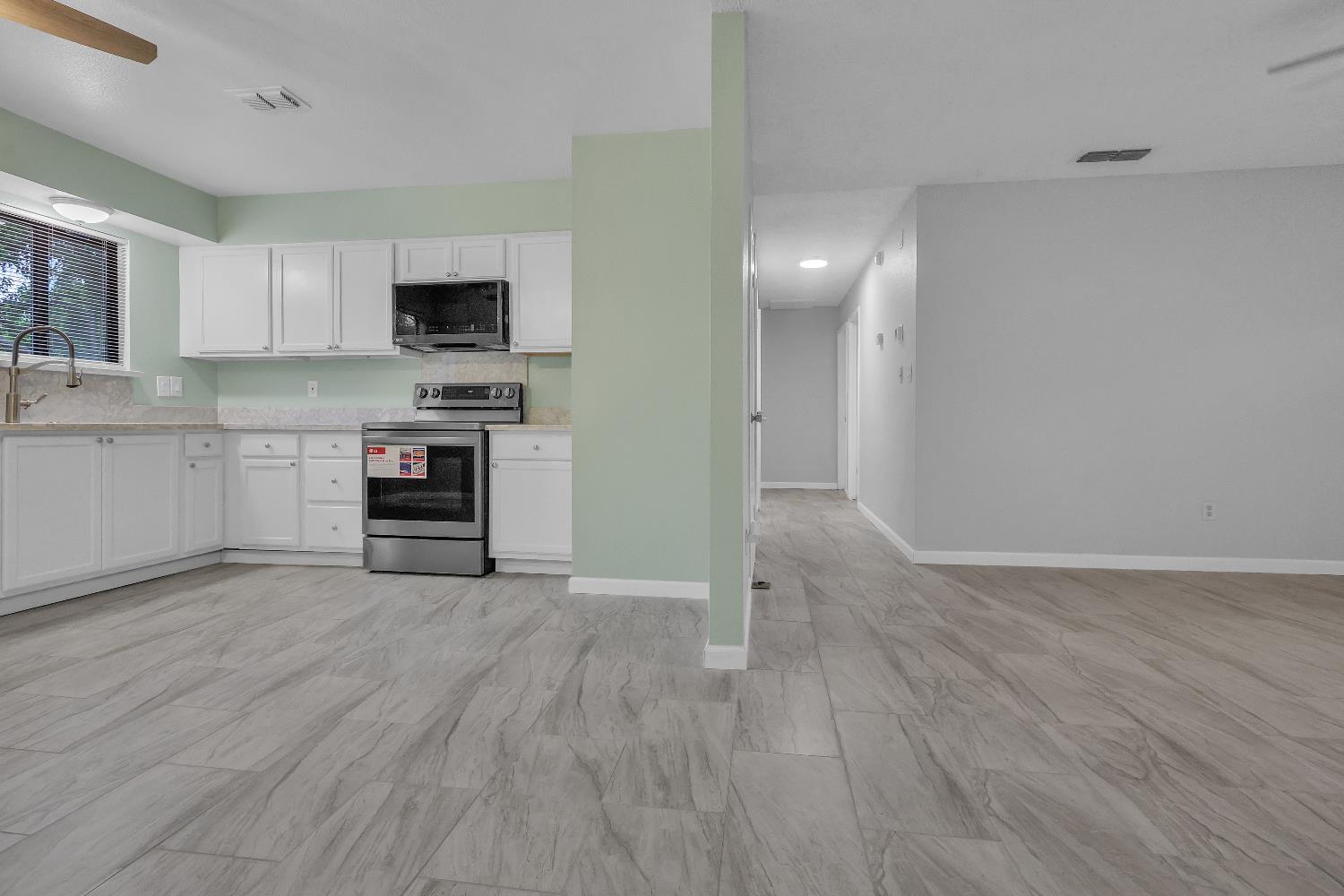 Detail Gallery Image 3 of 18 For 909 Meadowview Dr, Galt,  CA 95632 - 3 Beds | 2 Baths
