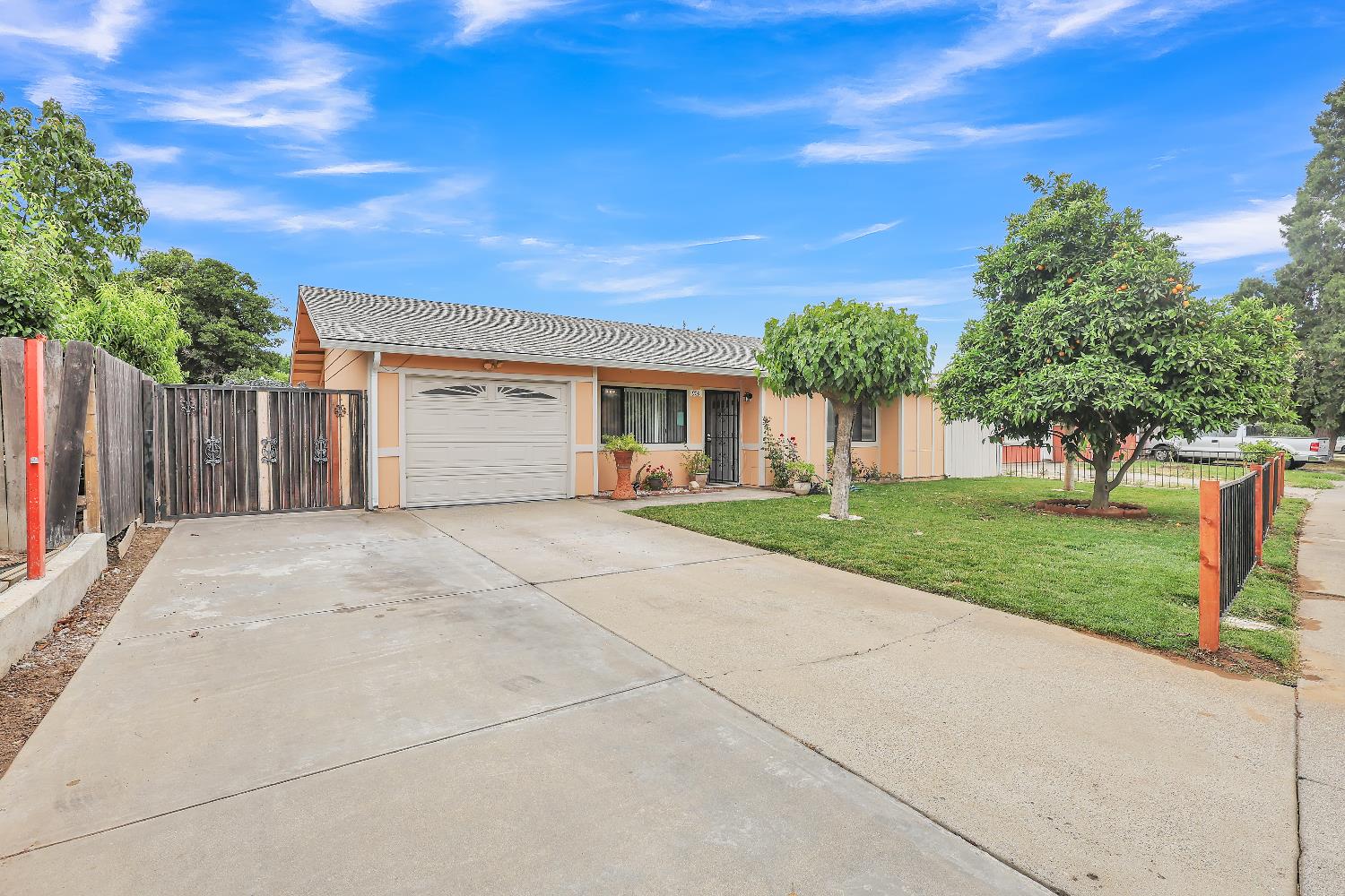 Detail Gallery Image 2 of 18 For 909 Meadowview Dr, Galt,  CA 95632 - 3 Beds | 2 Baths