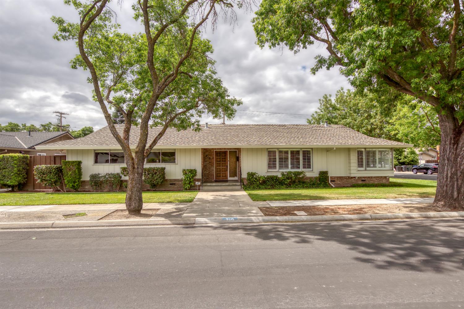 Detail Gallery Image 1 of 56 For 710 Leveland, Modesto,  CA 95350 - 5 Beds | 3 Baths
