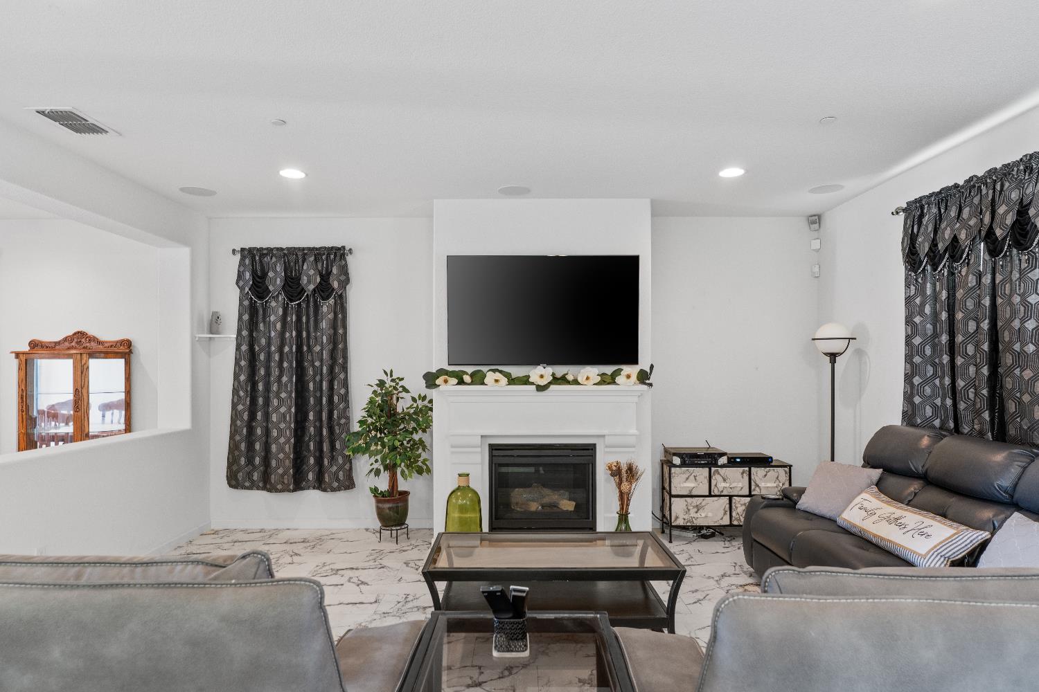 Detail Gallery Image 5 of 59 For 8269 Red Rock Dr, Sacramento,  CA 95829 - 4 Beds | 2/1 Baths