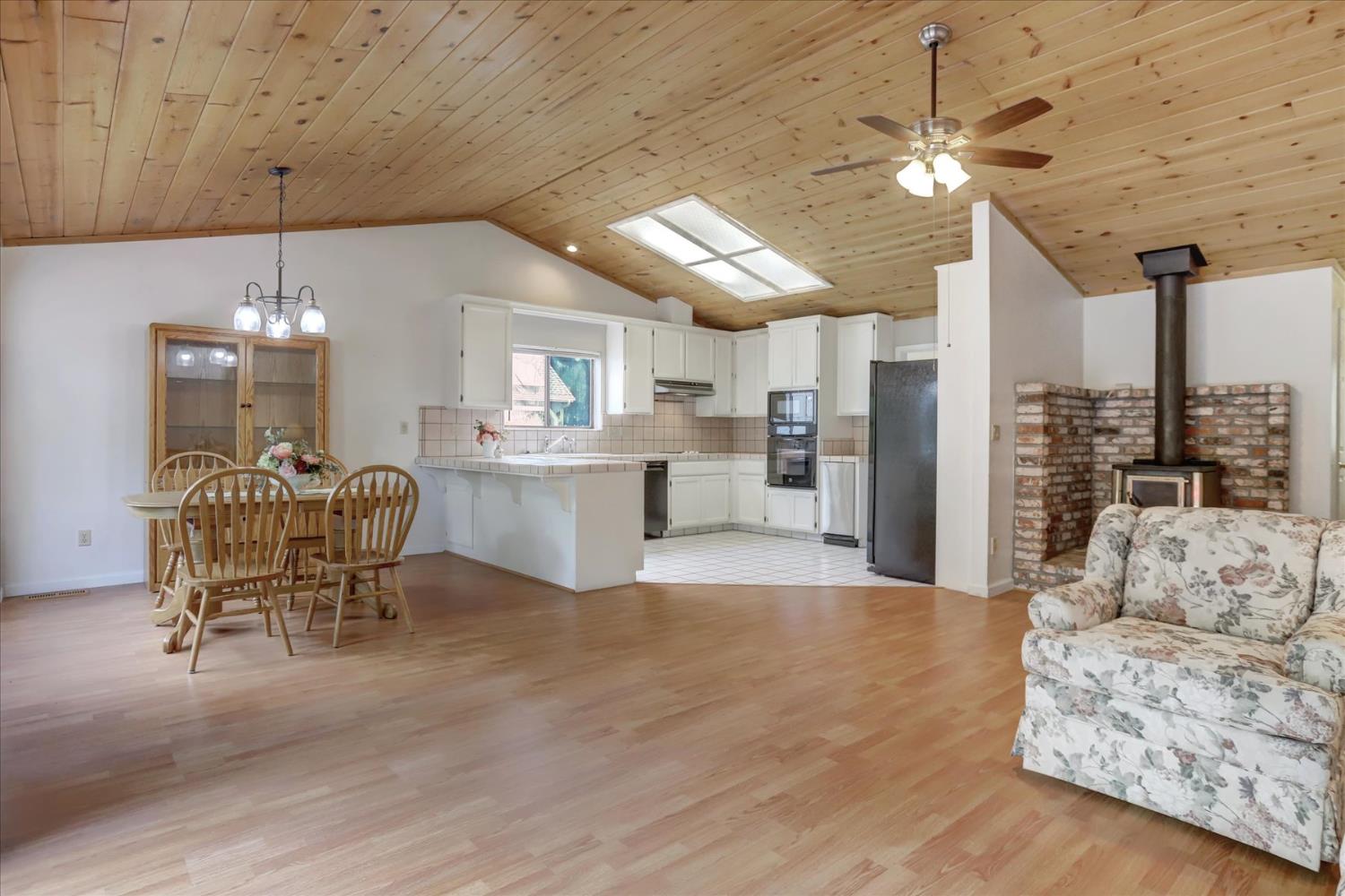 Detail Gallery Image 5 of 59 For 12300 Lake Wildwood Dr, Penn Valley,  CA 95946 - 3 Beds | 2 Baths