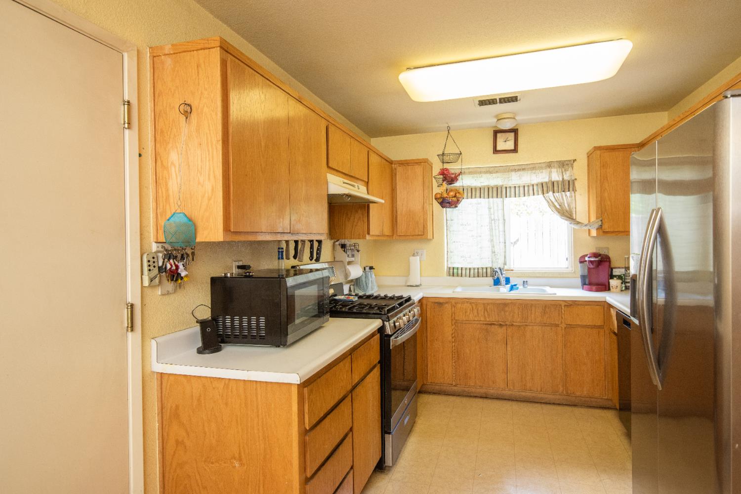 Detail Gallery Image 8 of 23 For 310 W F St, Turlock,  CA 95380 - 4 Beds | 2 Baths