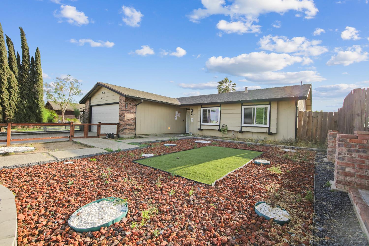 Detail Gallery Image 4 of 37 For 673 Locust Ave, Manteca,  CA 95337 - 3 Beds | 2 Baths