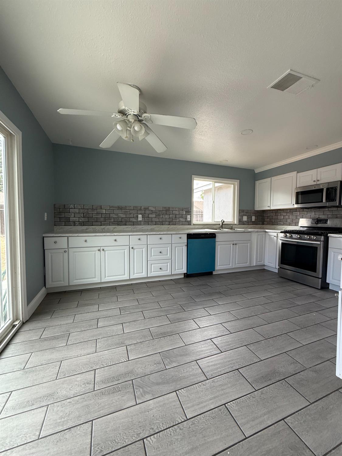 Detail Gallery Image 4 of 10 For 508 Mary Todd Ln, Modesto,  CA 95354 - 4 Beds | 2 Baths
