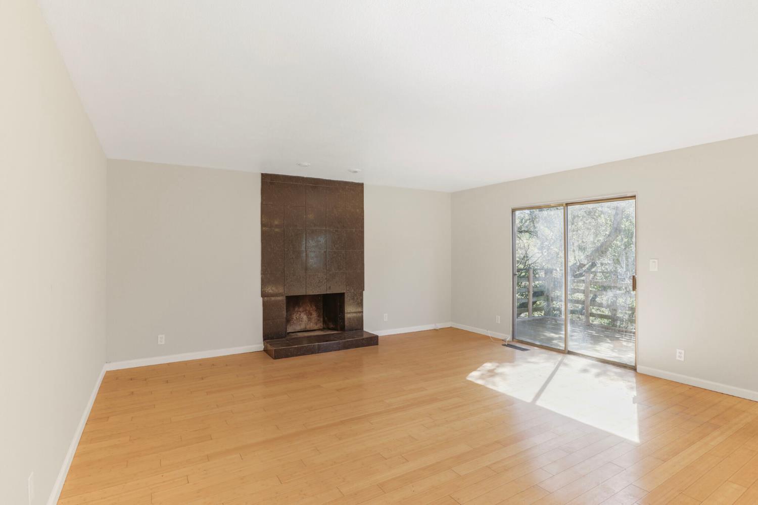 Detail Gallery Image 4 of 34 For 9214 Golf Links Rd, Oakland,  CA 94605 - 3 Beds | 2 Baths