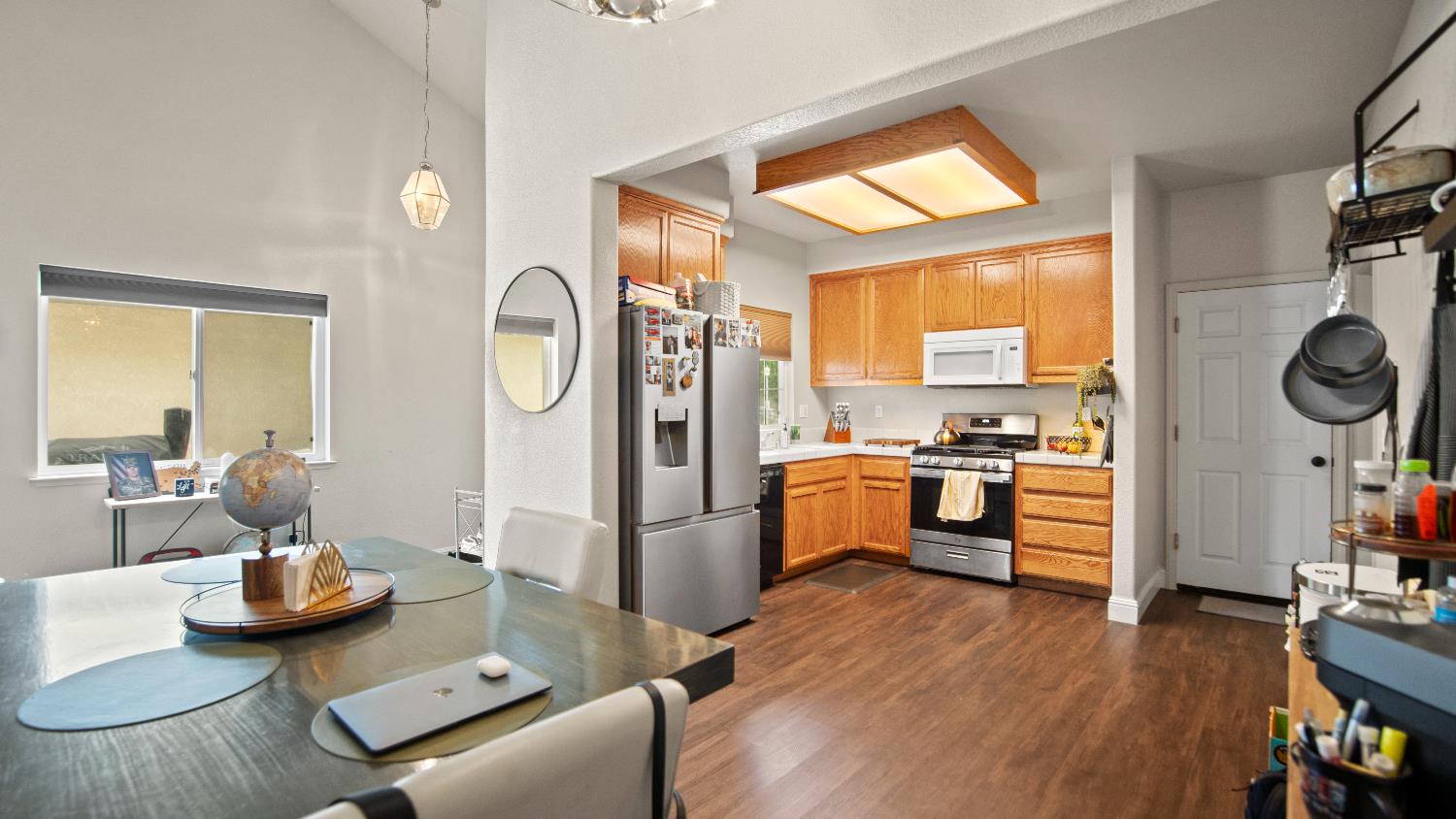Detail Gallery Image 8 of 29 For 1327 Pippen Ln, Lodi,  CA 95242 - 3 Beds | 2/1 Baths