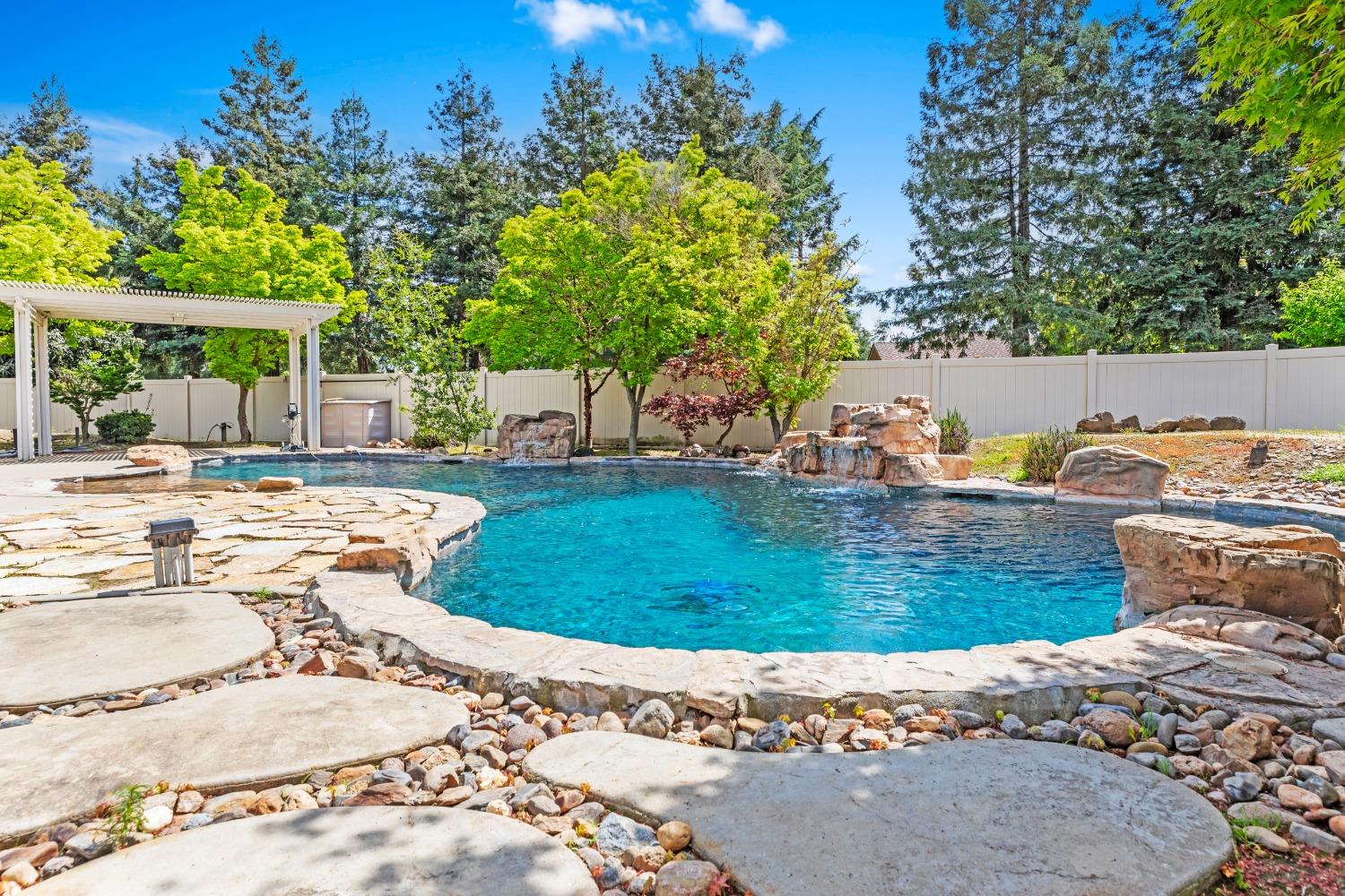 Detail Gallery Image 14 of 77 For 5000 Peach Blossom Ln, Oakdale,  CA 95361 - 5 Beds | 3/1 Baths