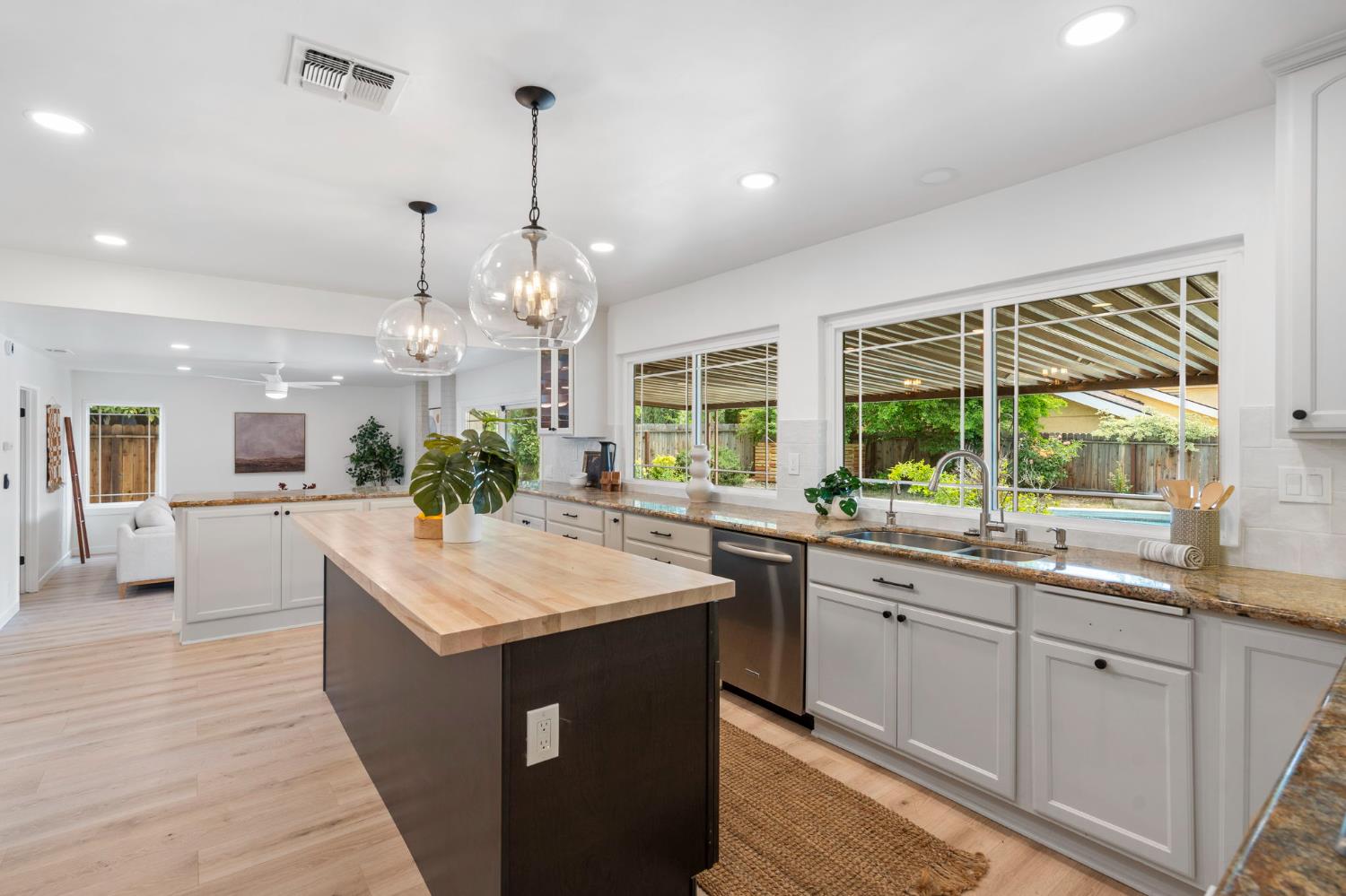 Detail Gallery Image 13 of 30 For 1736 Park Place Dr, Carmichael,  CA 95608 - 4 Beds | 2/1 Baths