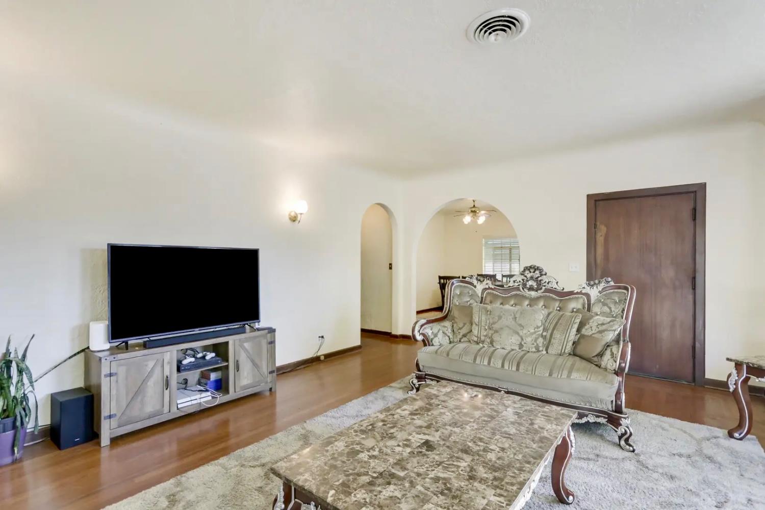 Detail Gallery Image 5 of 39 For 423 W Monterey Ave, Stockton,  CA 95204 - 2 Beds | 1 Baths