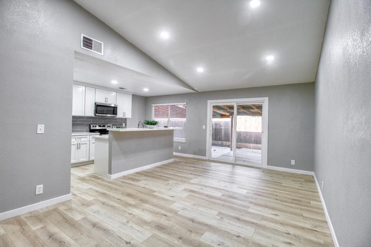 Detail Gallery Image 6 of 17 For 6925 Pradera Mesa Dr, Sacramento,  CA 95824 - 4 Beds | 2 Baths