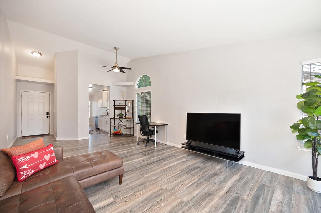 Peach Leaf Court, Sacramento, California image 7