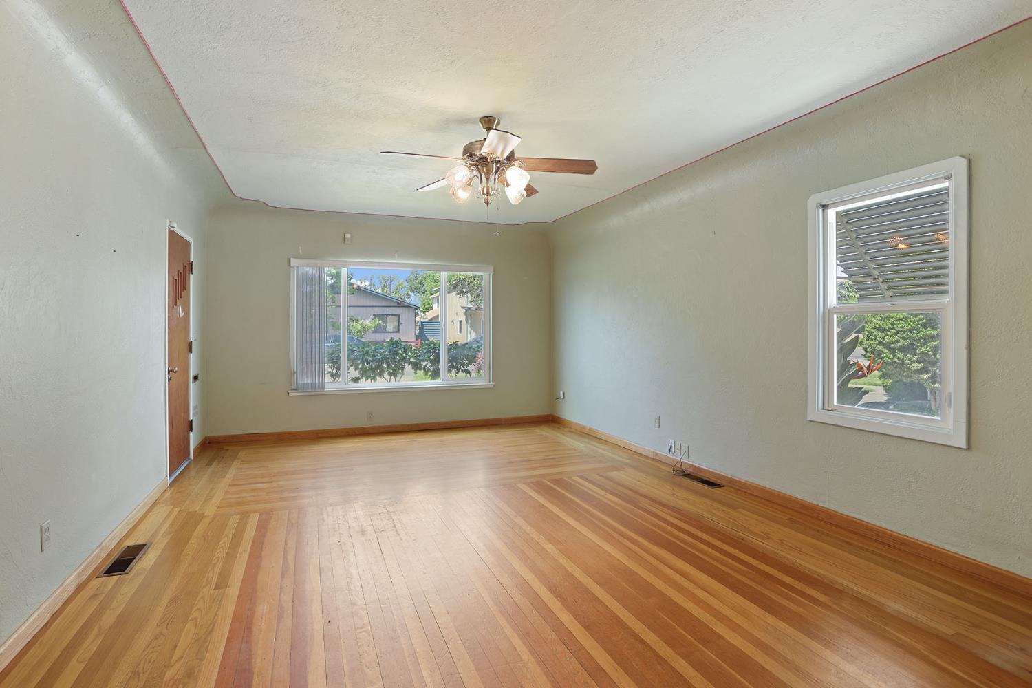 Detail Gallery Image 5 of 39 For 304 E Tokay St, Lodi,  CA 95240 - 2 Beds | 2 Baths