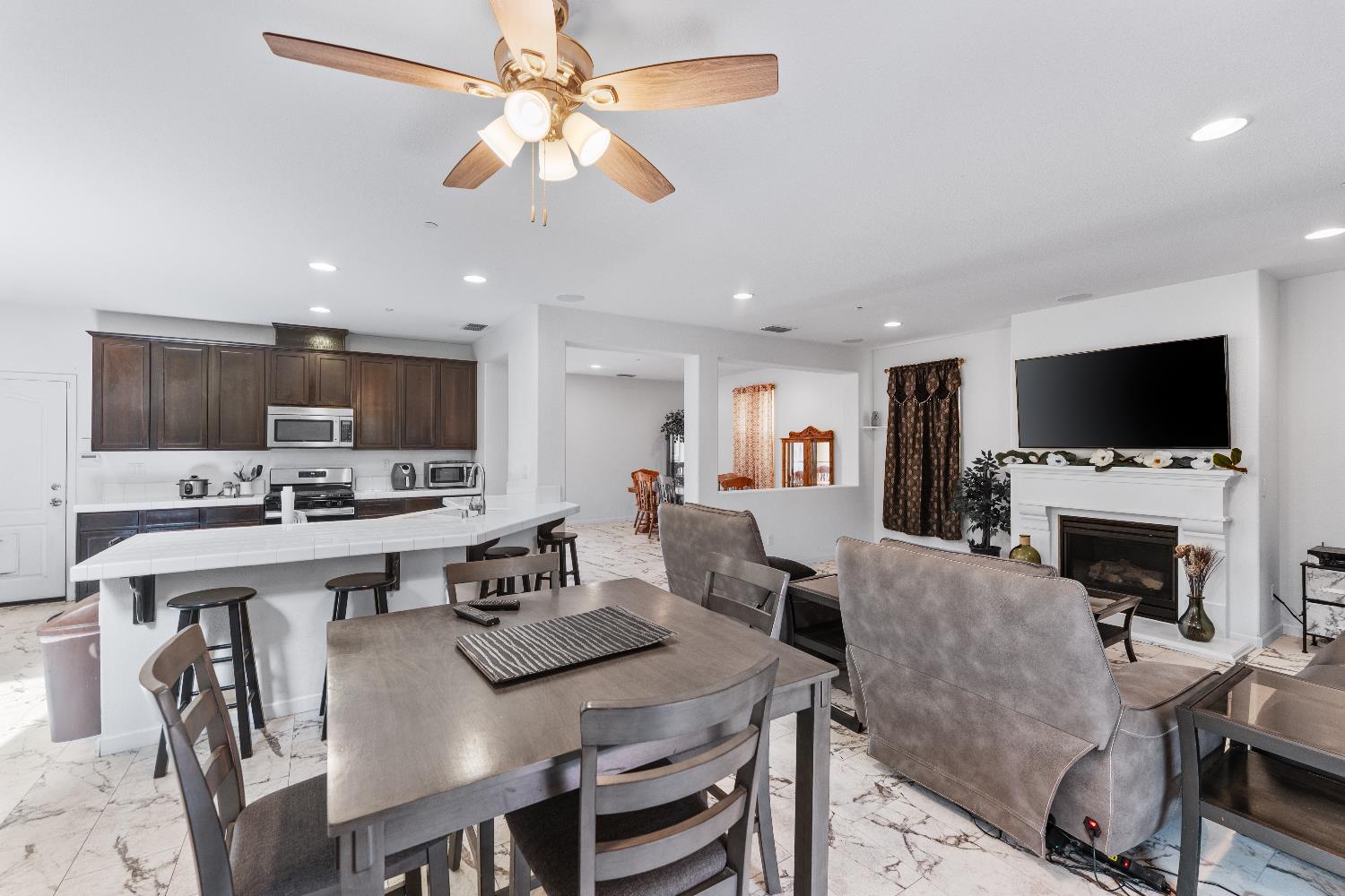 Detail Gallery Image 7 of 59 For 8269 Red Rock Dr, Sacramento,  CA 95829 - 4 Beds | 2/1 Baths