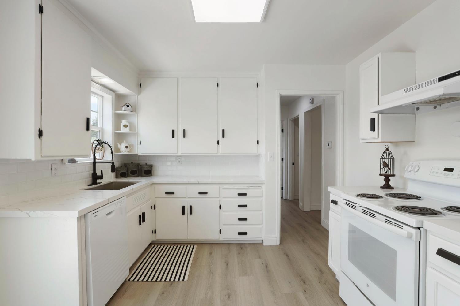Detail Gallery Image 3 of 21 For 458 E Churchill St, Stockton,  CA 95204 - 2 Beds | 1 Baths