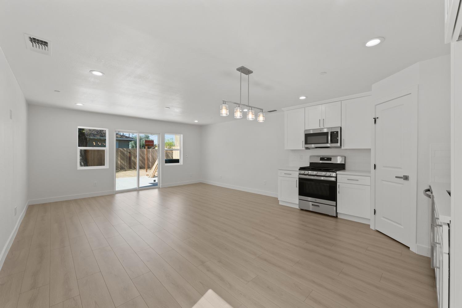 Detail Gallery Image 4 of 33 For 2565 Lexington St, Sacramento,  CA 95815 - – Beds | – Baths