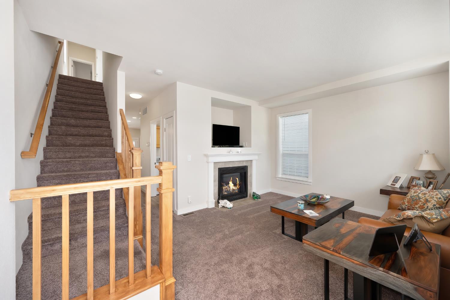 Detail Gallery Image 2 of 37 For 105 Hickory St, Roseville,  CA 95678 - 3 Beds | 2/1 Baths