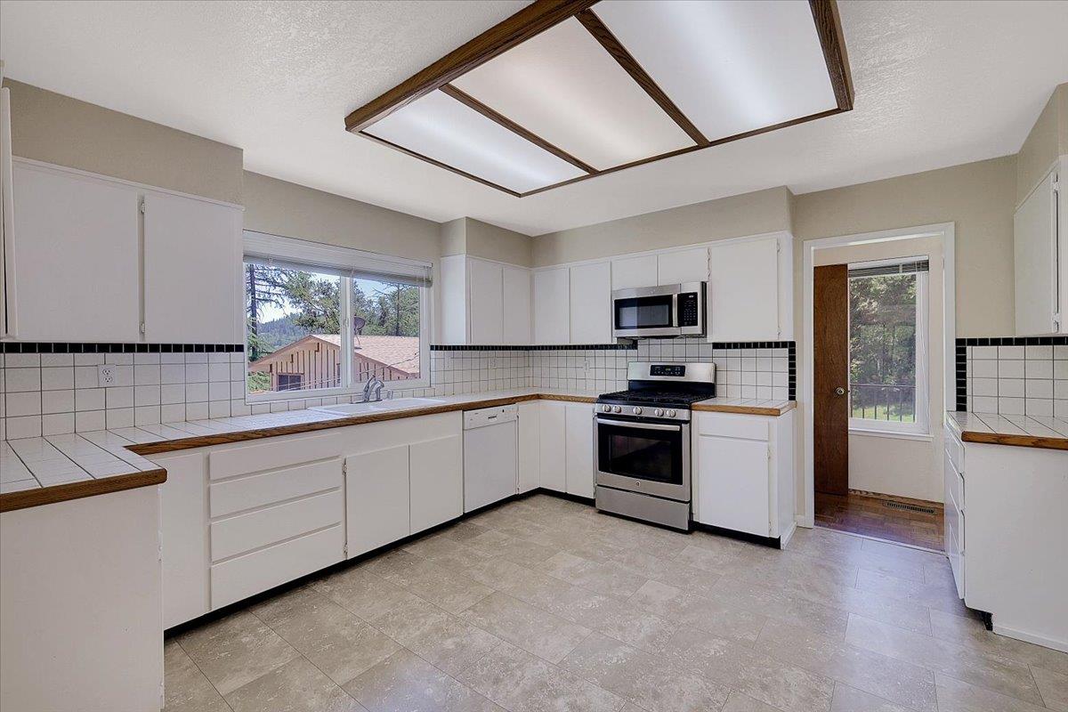 Detail Gallery Image 4 of 60 For 11211 N Lakeshore, Auburn,  CA 95602 - 3 Beds | 2 Baths