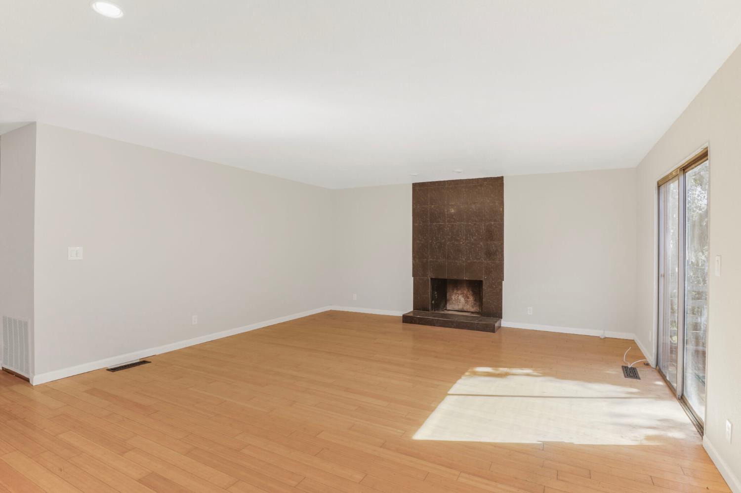 Detail Gallery Image 15 of 34 For 9214 Golf Links Rd, Oakland,  CA 94605 - 3 Beds | 2 Baths