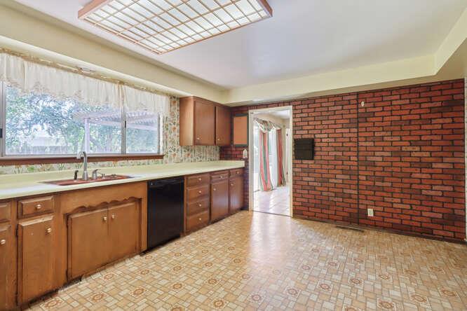 Detail Gallery Image 13 of 49 For 51 Tristan Cir, Sacramento,  CA 95823 - 5 Beds | 2/1 Baths