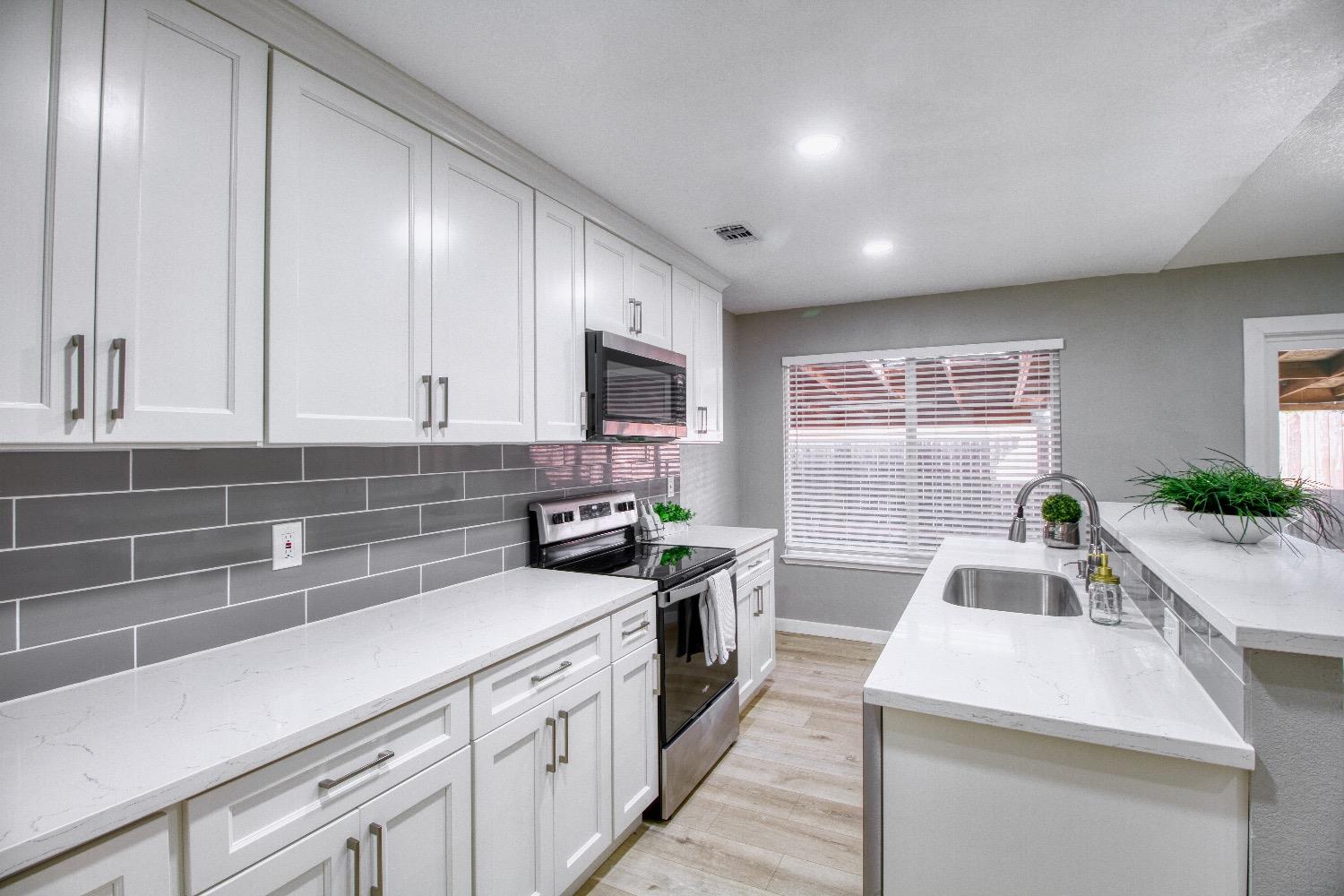 Detail Gallery Image 4 of 17 For 6925 Pradera Mesa Dr, Sacramento,  CA 95824 - 4 Beds | 2 Baths