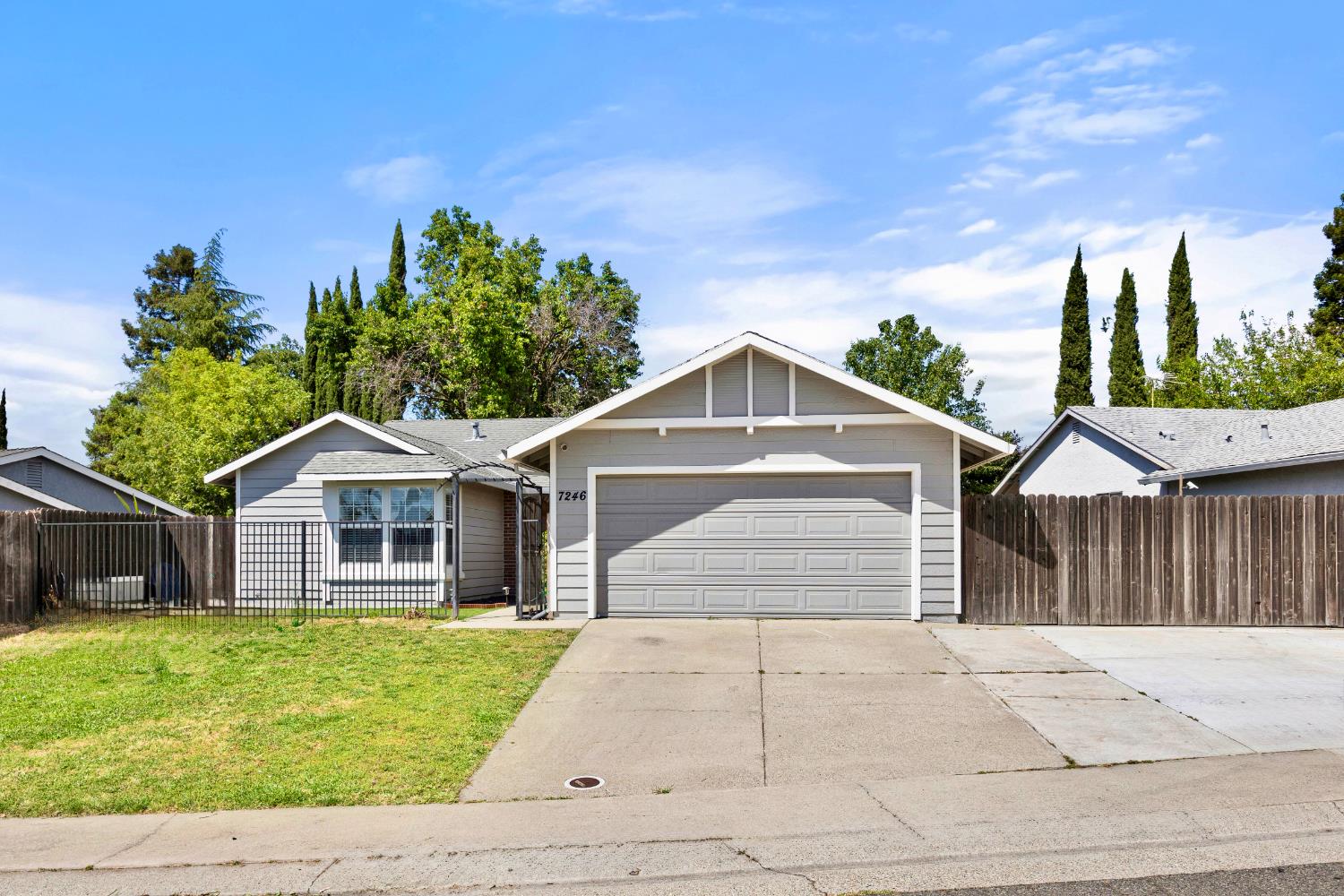 Detail Gallery Image 1 of 30 For 7246 Foxfield Way, North Highlands,  CA 95660 - 3 Beds | 2 Baths