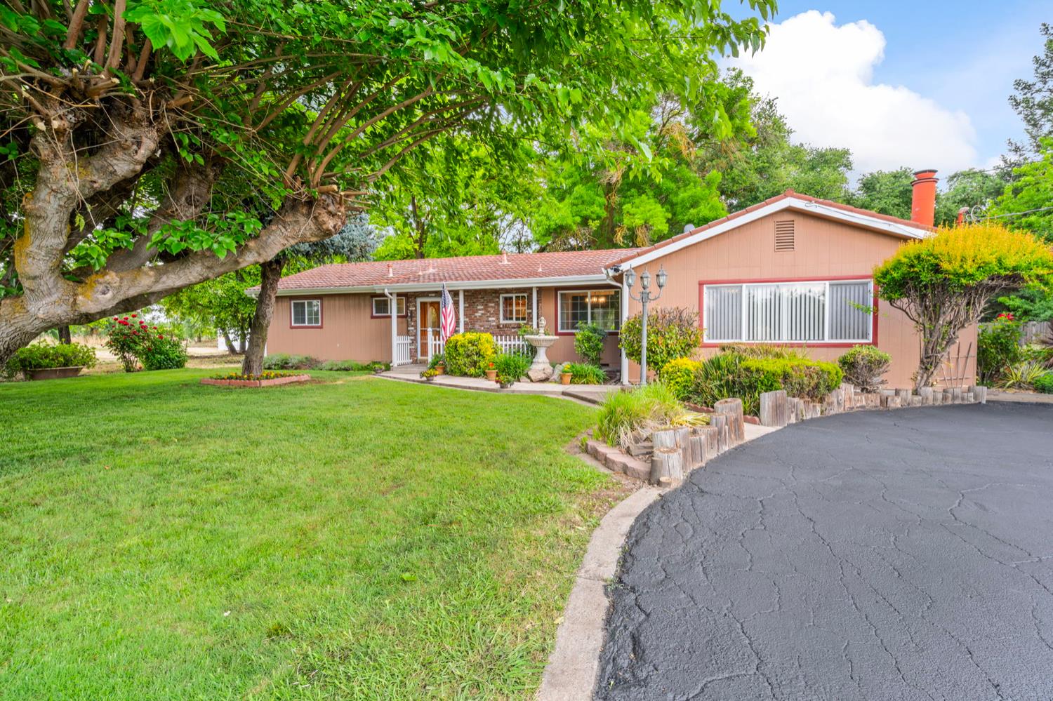 Detail Gallery Image 1 of 49 For 3920 S Escalon Bellota Rd, Farmington,  CA 95230 - 3 Beds | 1/1 Baths