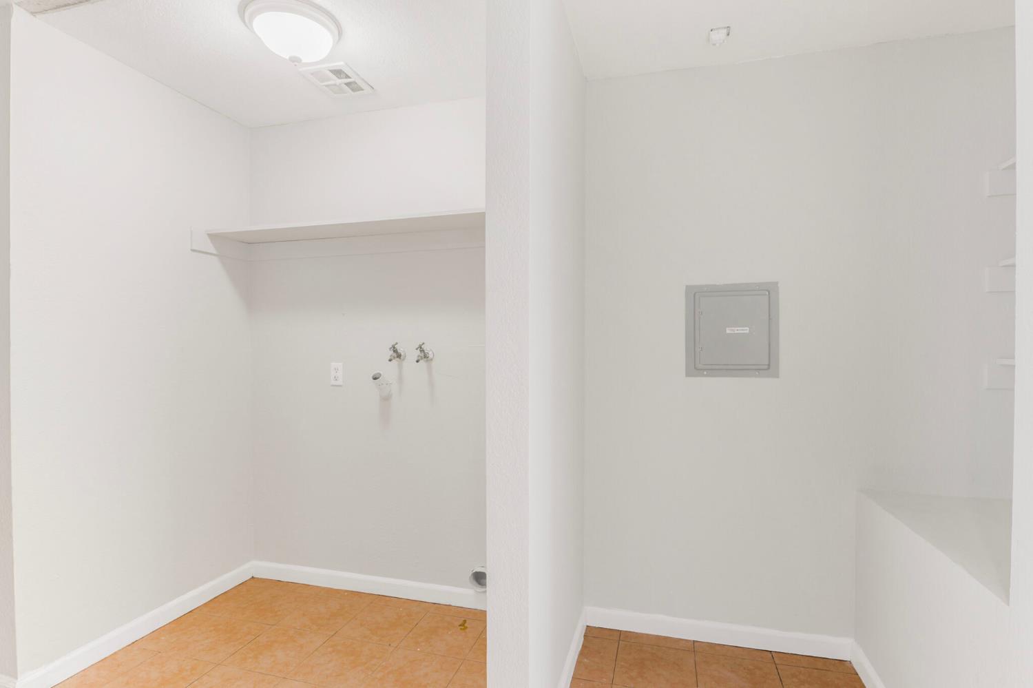 Detail Gallery Image 22 of 34 For 9214 Golf Links Rd, Oakland,  CA 94605 - 3 Beds | 2 Baths