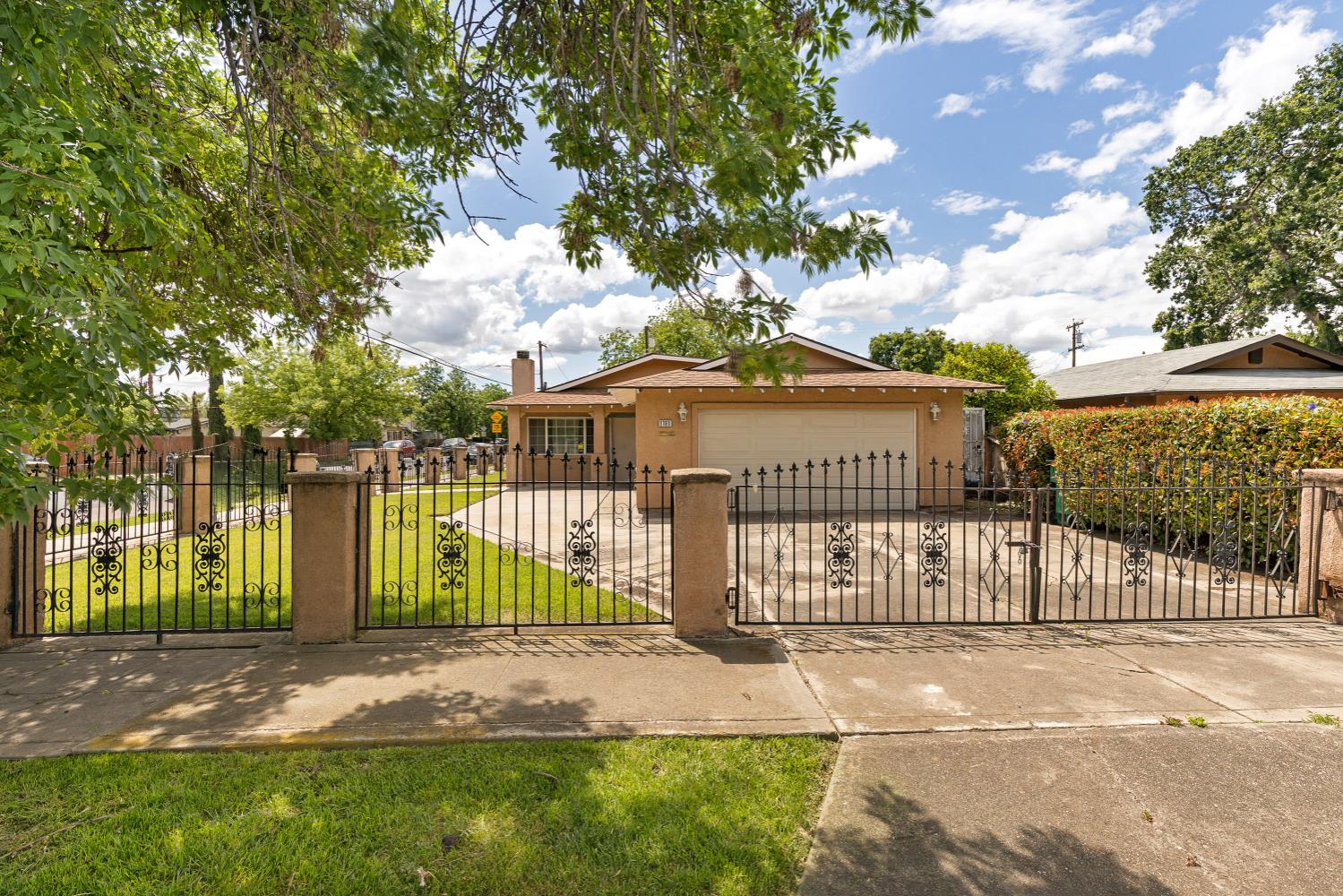 Detail Gallery Image 2 of 44 For 1761 Sikh Temple St, Stockton,  CA 95206 - 4 Beds | 2 Baths
