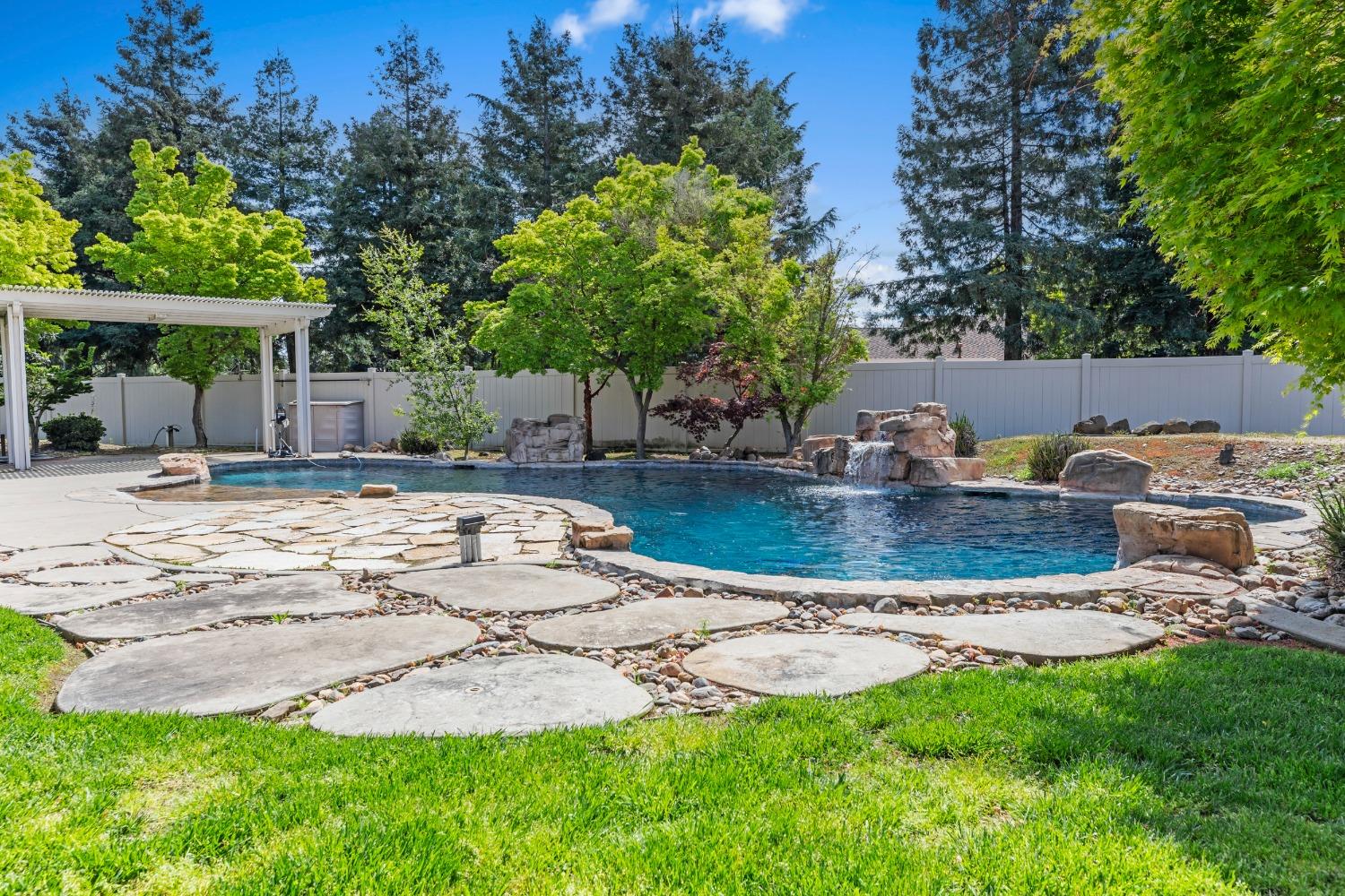 Detail Gallery Image 15 of 77 For 5000 Peach Blossom Ln, Oakdale,  CA 95361 - 5 Beds | 3/1 Baths