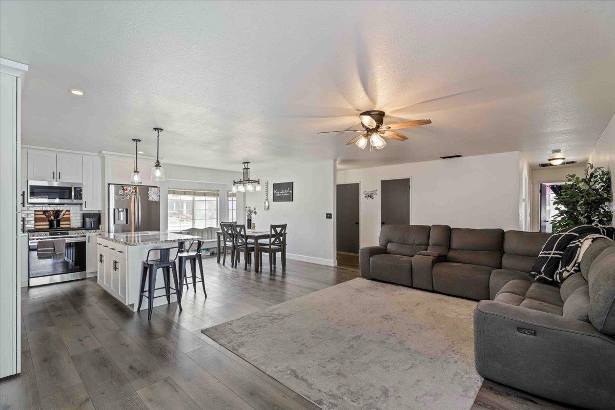 Detail Gallery Image 10 of 38 For 48 Obsidian Dr, Oakdale,  CA 95361 - 3 Beds | 2 Baths